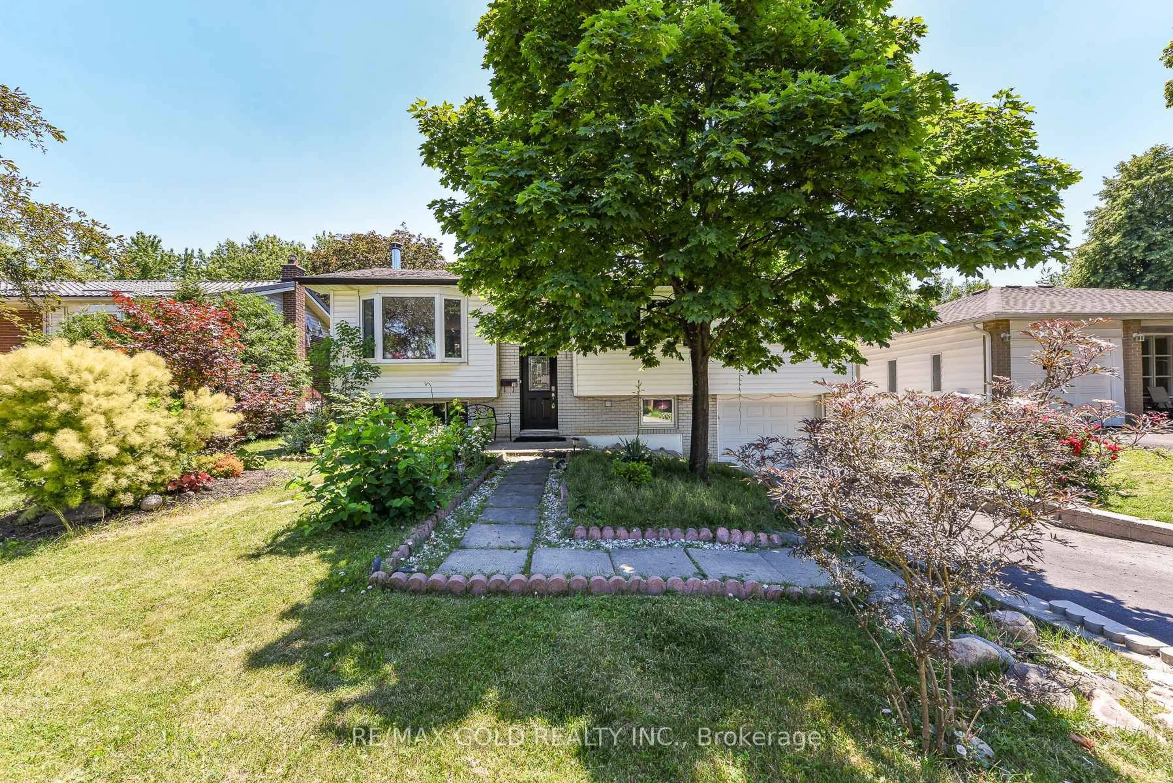 A pic from outside/outdoor area/front of a property/back of a property/a pic from drone, street for 18 Drury Cres, Brampton Ontario L6T 1L2