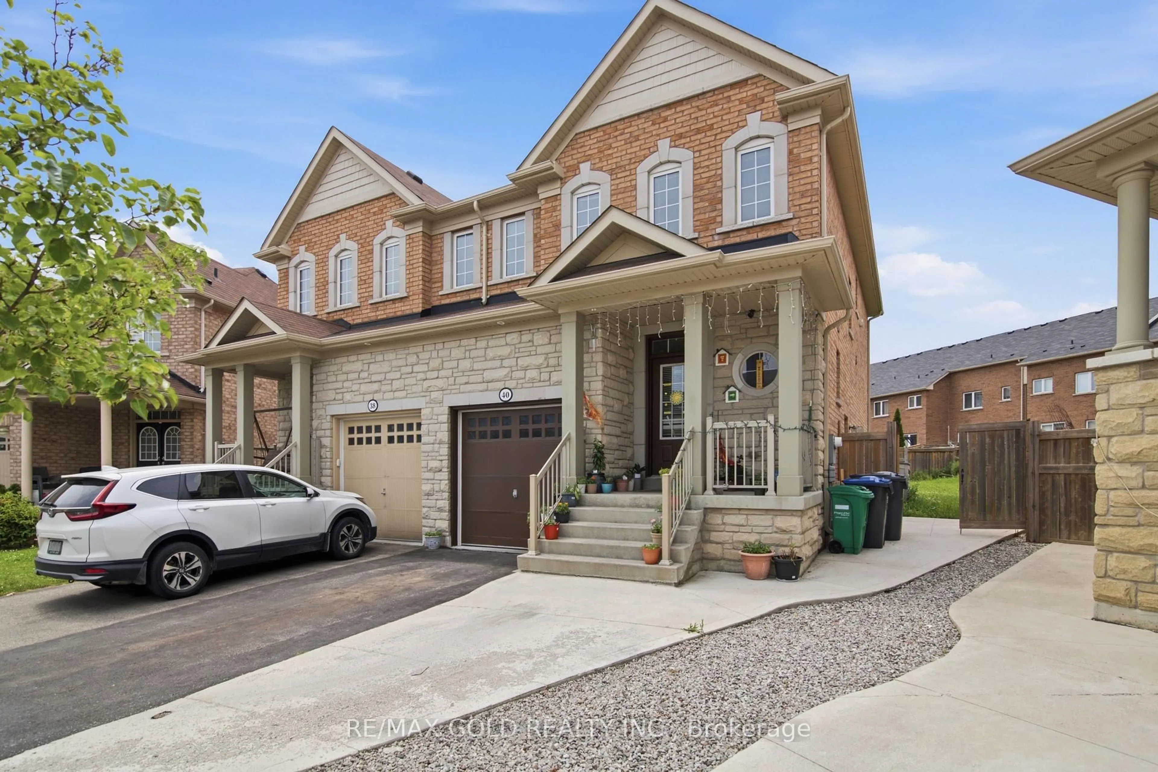 Home with brick exterior material, street for 40 Sussexvale Dr, Brampton Ontario L6R 3R5