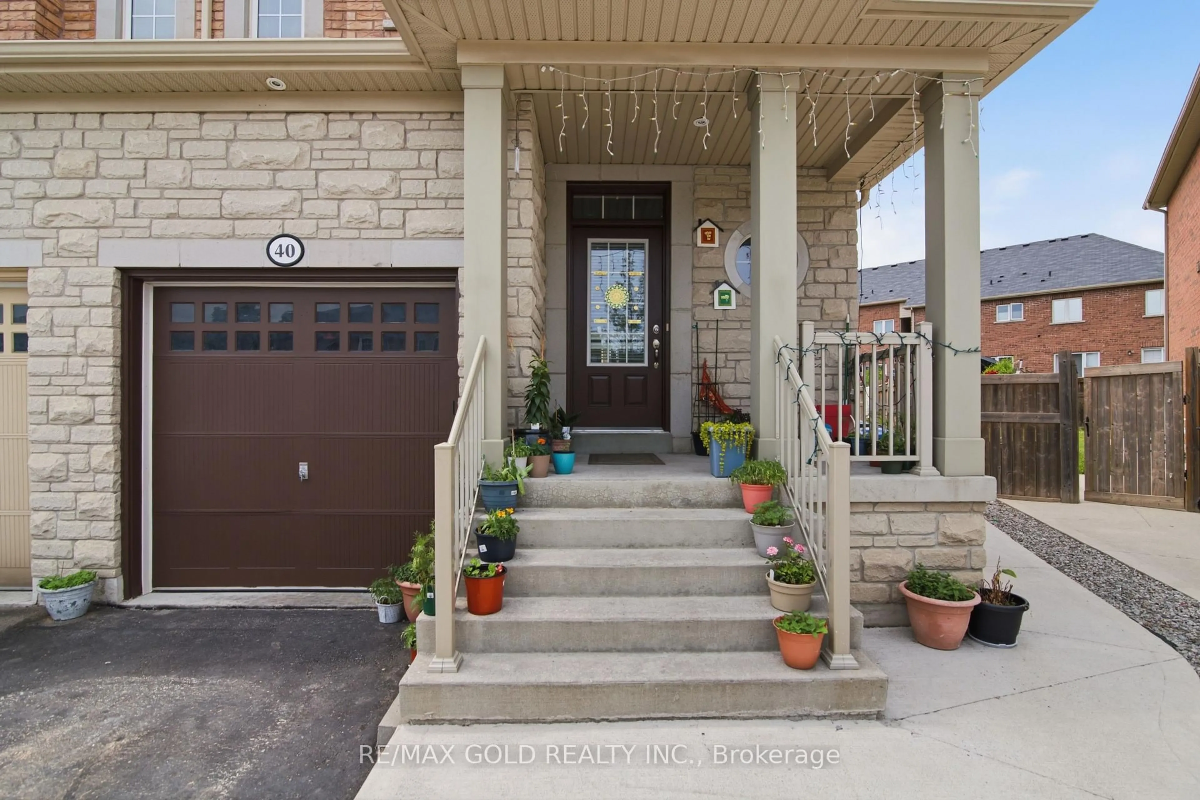 Indoor entryway for 40 Sussexvale Dr, Brampton Ontario L6R 3R5