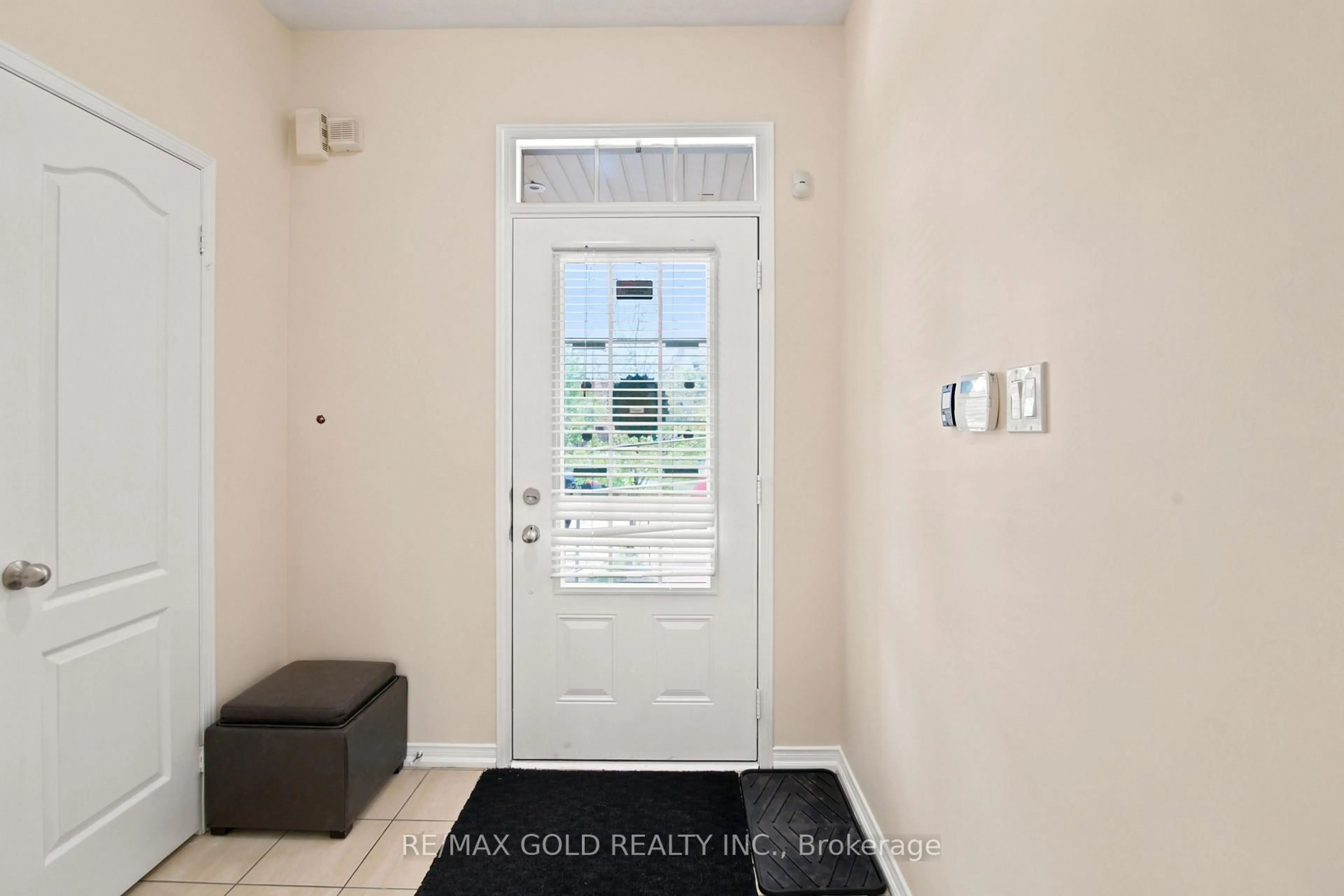Indoor entryway for 40 Sussexvale Dr, Brampton Ontario L6R 3R5