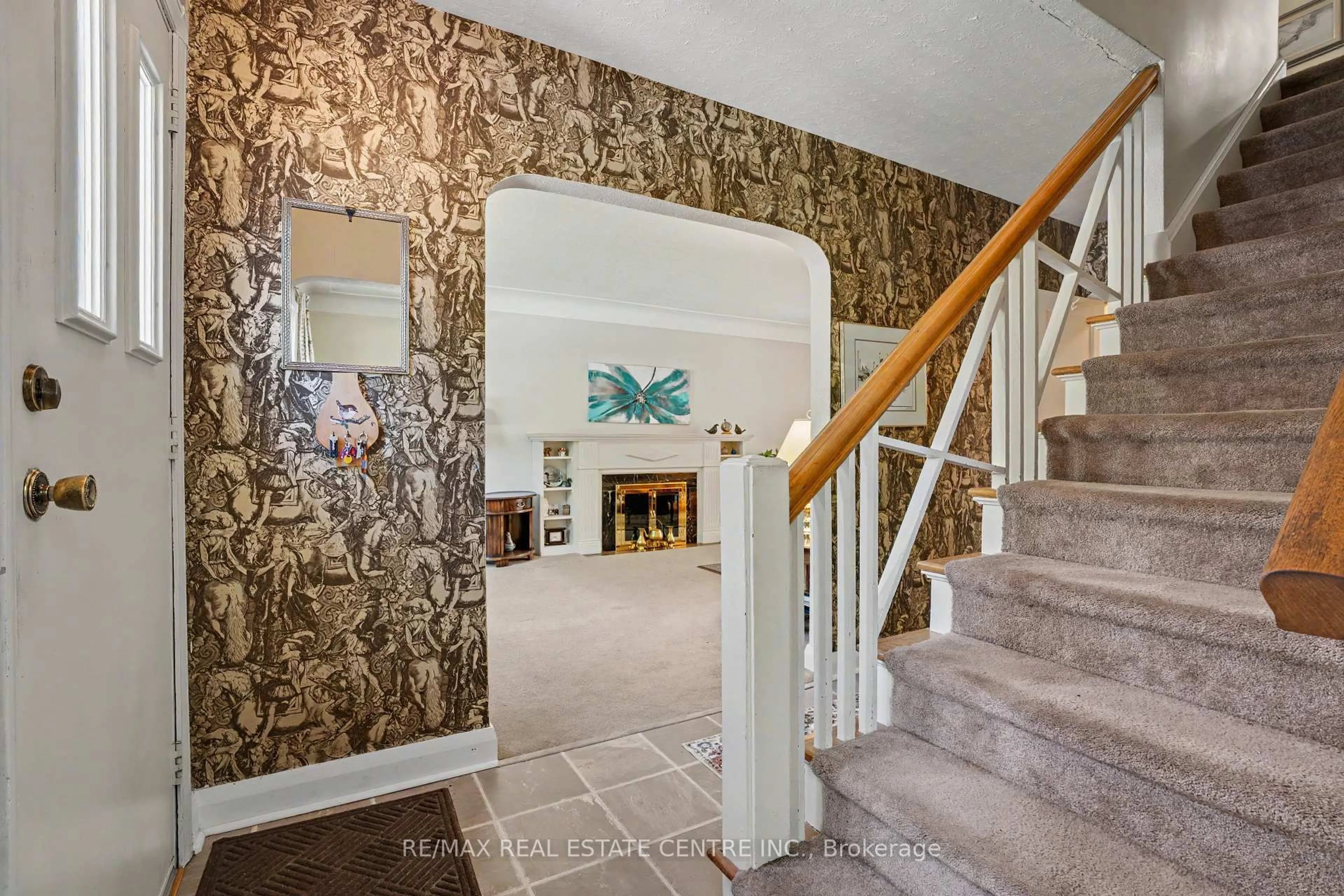 Indoor foyer for 2068 Wellington Ave, Burlington Ontario L7R 1P3