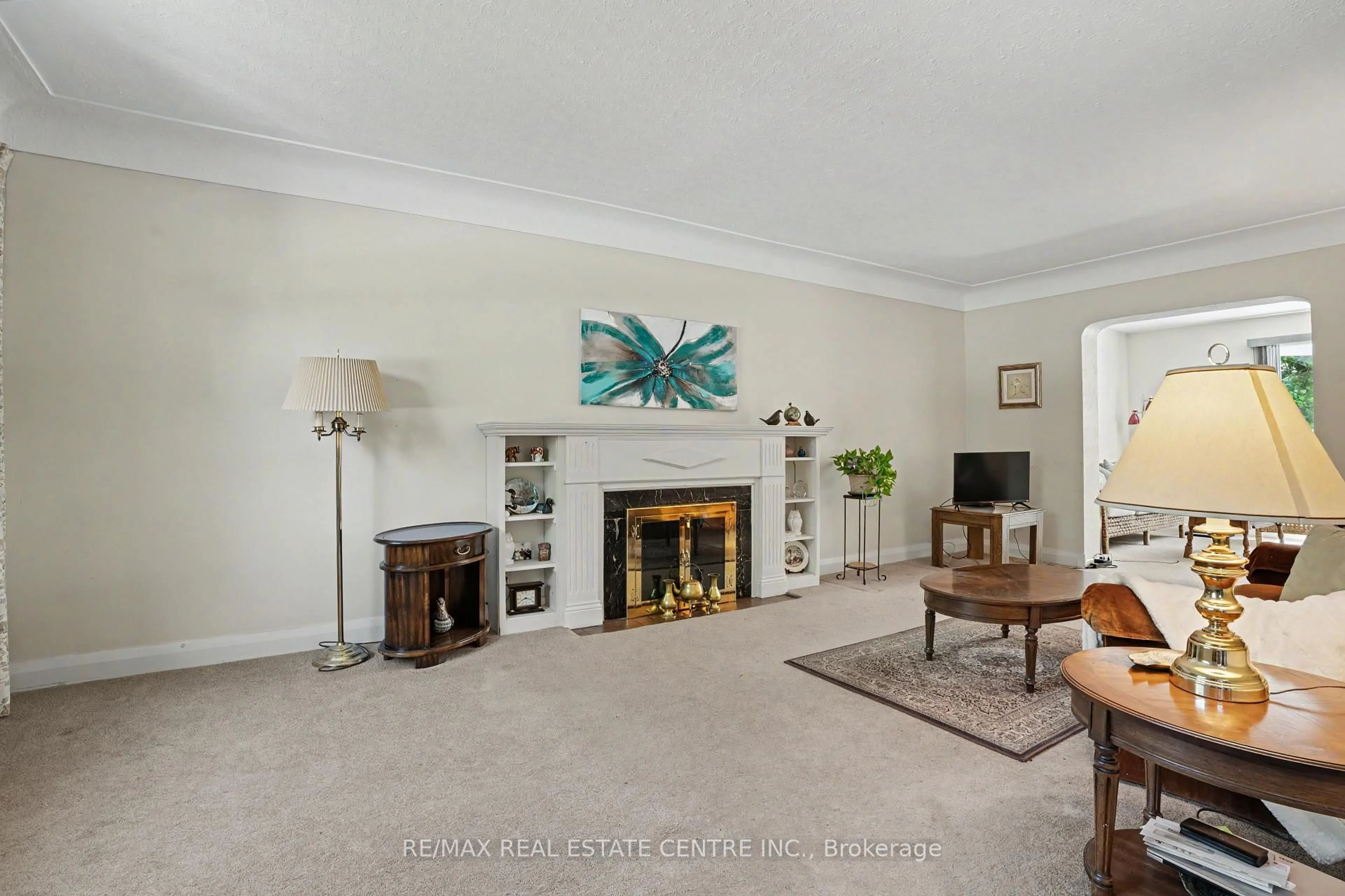 Living room with furniture, carpet floor for 2068 Wellington Ave, Burlington Ontario L7R 1P3