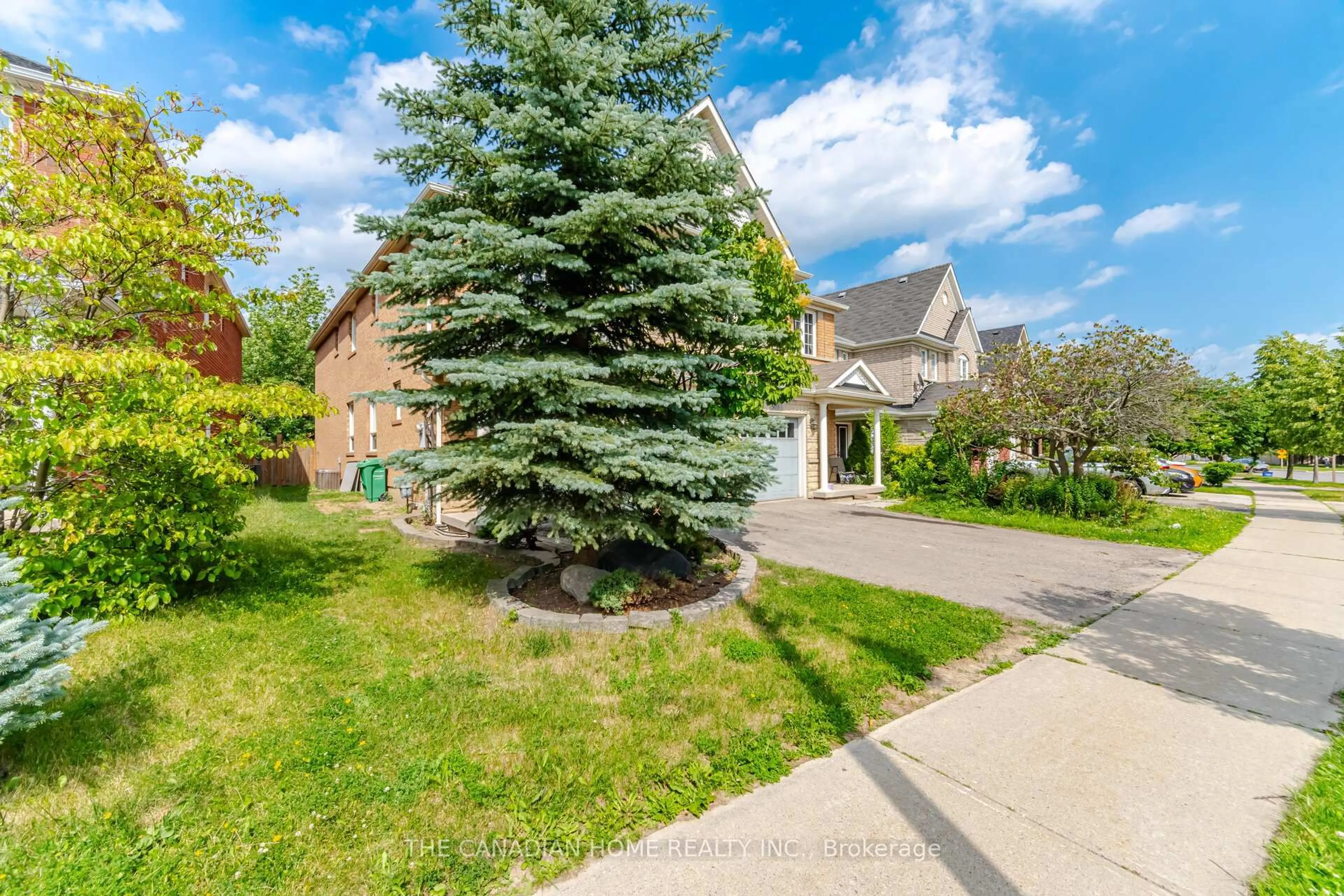 A pic from outside/outdoor area/front of a property/back of a property/a pic from drone, street for 5057 Churchill Meadows Blvd, Mississauga Ontario L5M 7Z8