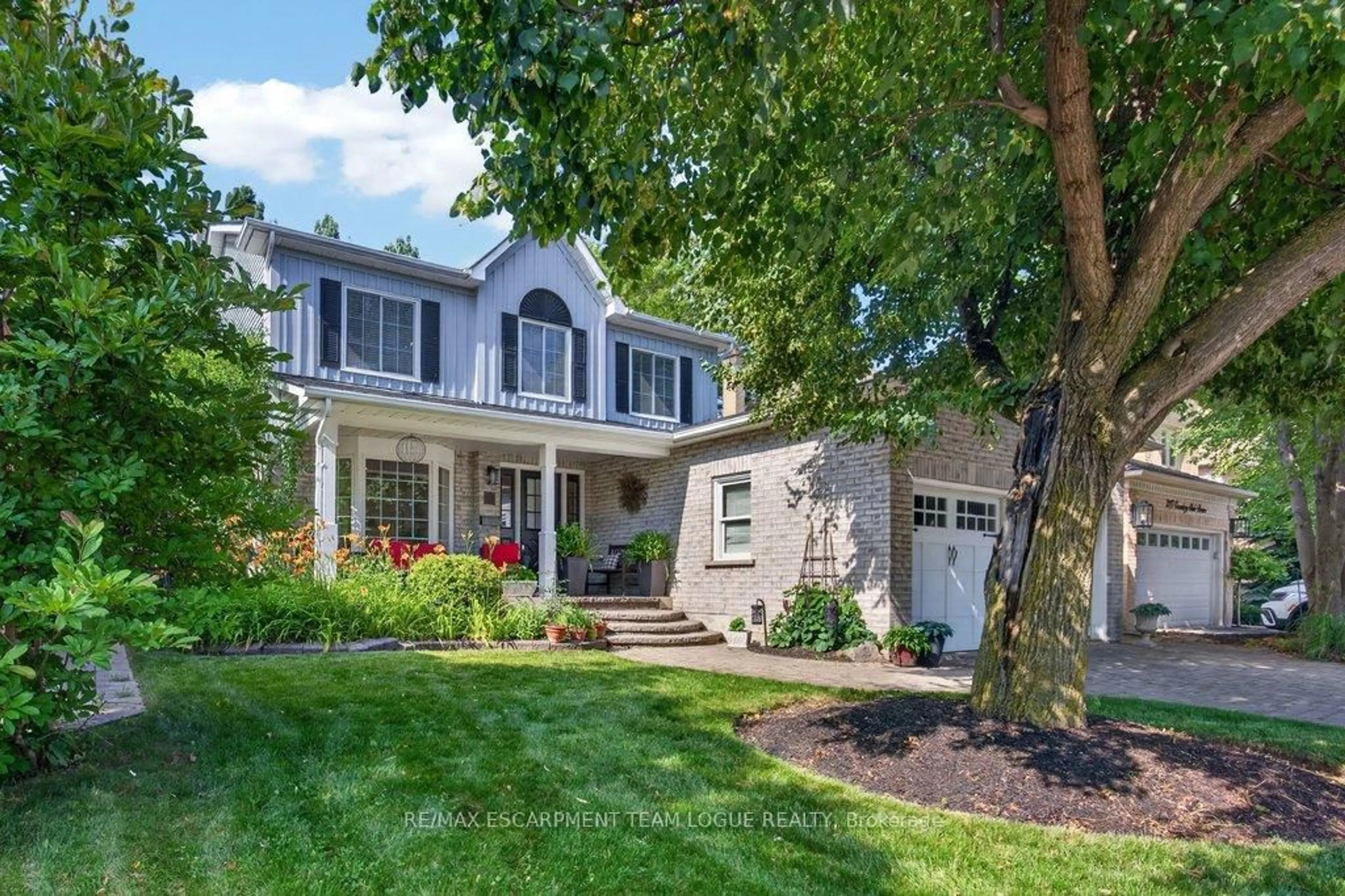 Home with vinyl exterior material, street for 2119 COUNTRY CLUB Dr, Burlington Ontario L7M 4A6
