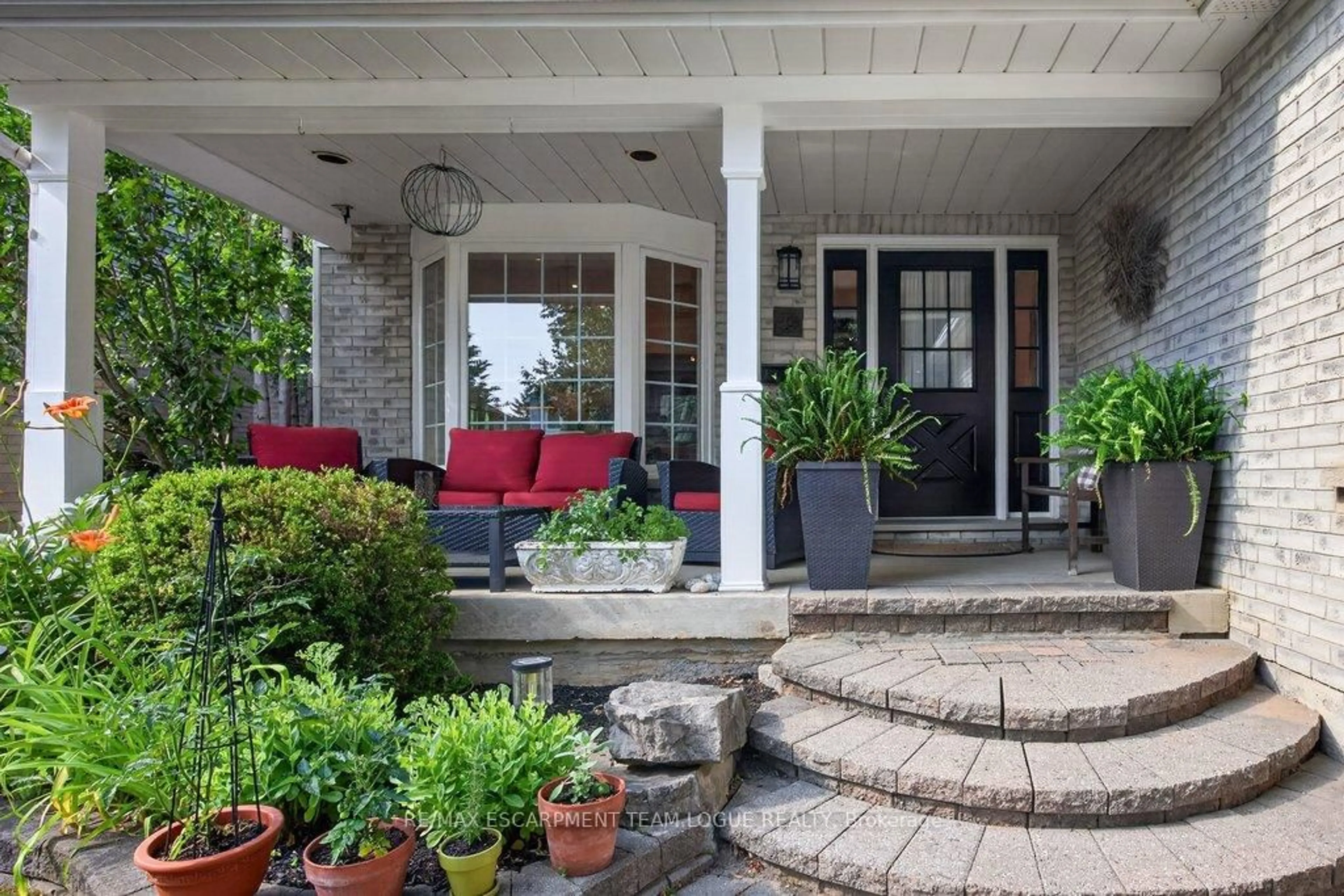 Patio, street for 2119 COUNTRY CLUB Dr, Burlington Ontario L7M 4A6
