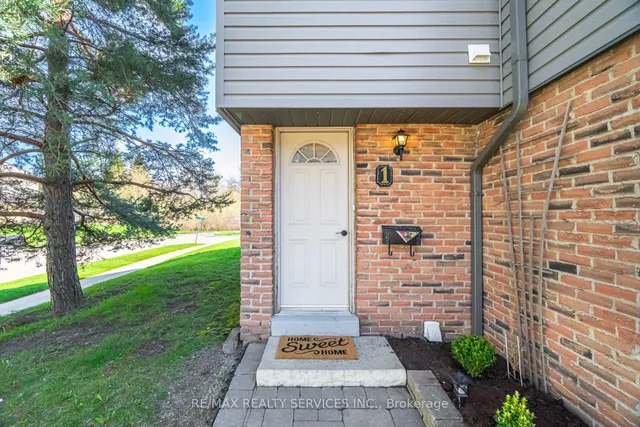 1 Tara Park Crt #1, Brampton 3