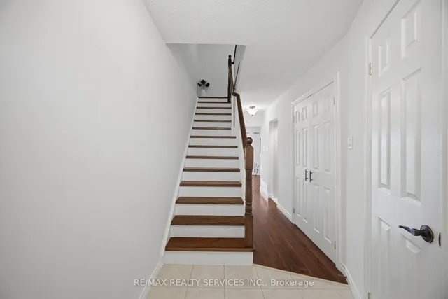 1 Tara Park Crt #1, Brampton 4