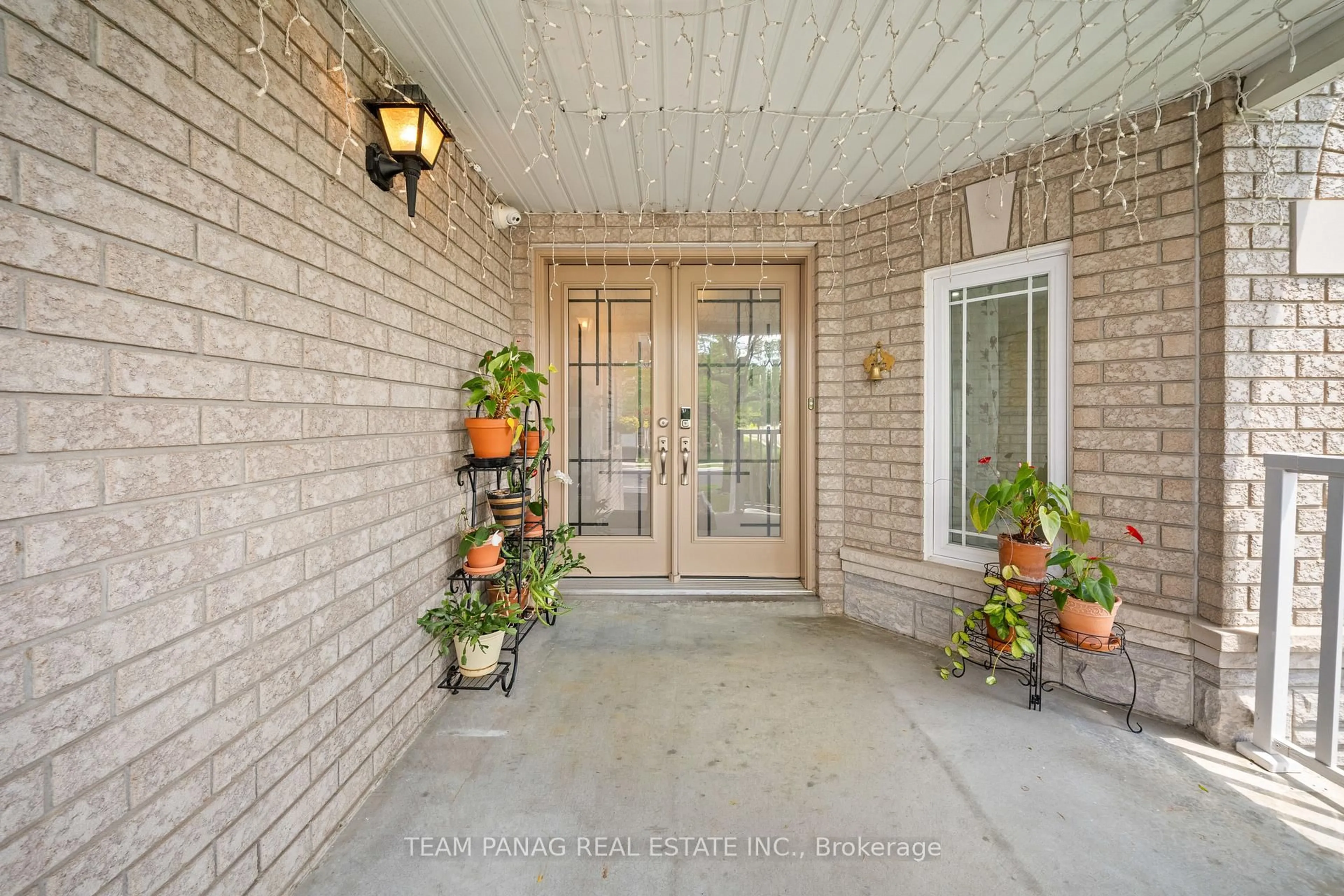 Indoor entryway for 1 Sprucelands Ave, Brampton Ontario L6R 1M5