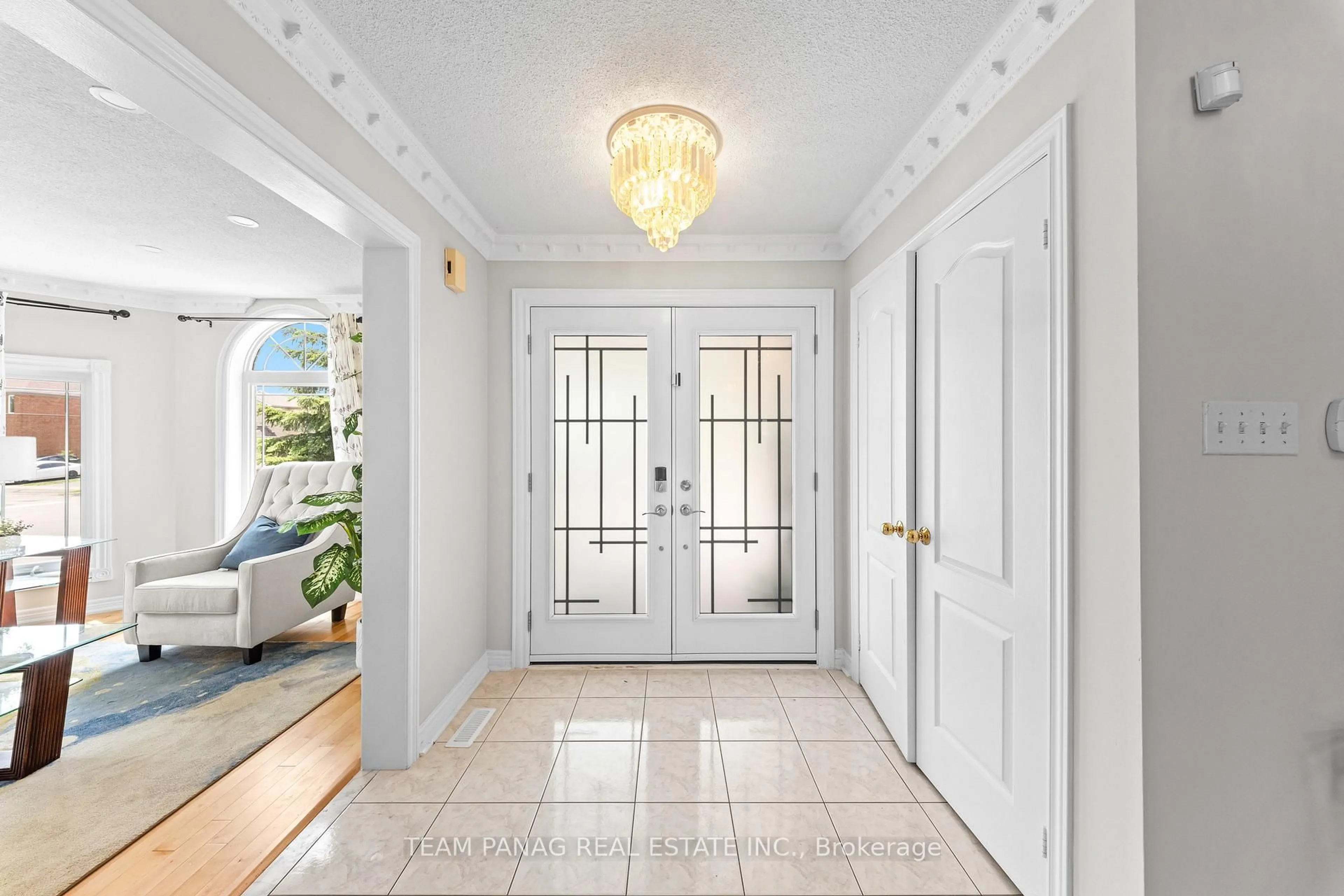 Indoor entryway for 1 Sprucelands Ave, Brampton Ontario L6R 1M5