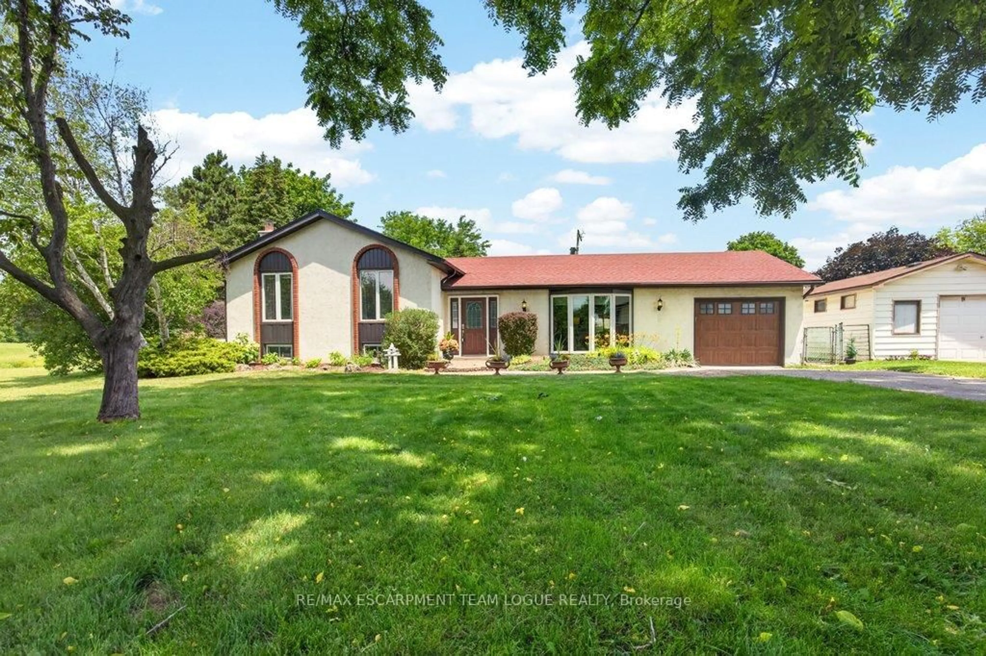 A pic from outside/outdoor area/front of a property/back of a property/a pic from drone, street for 1299 HOMEWOOD Dr, Burlington Ontario L7P 2M7
