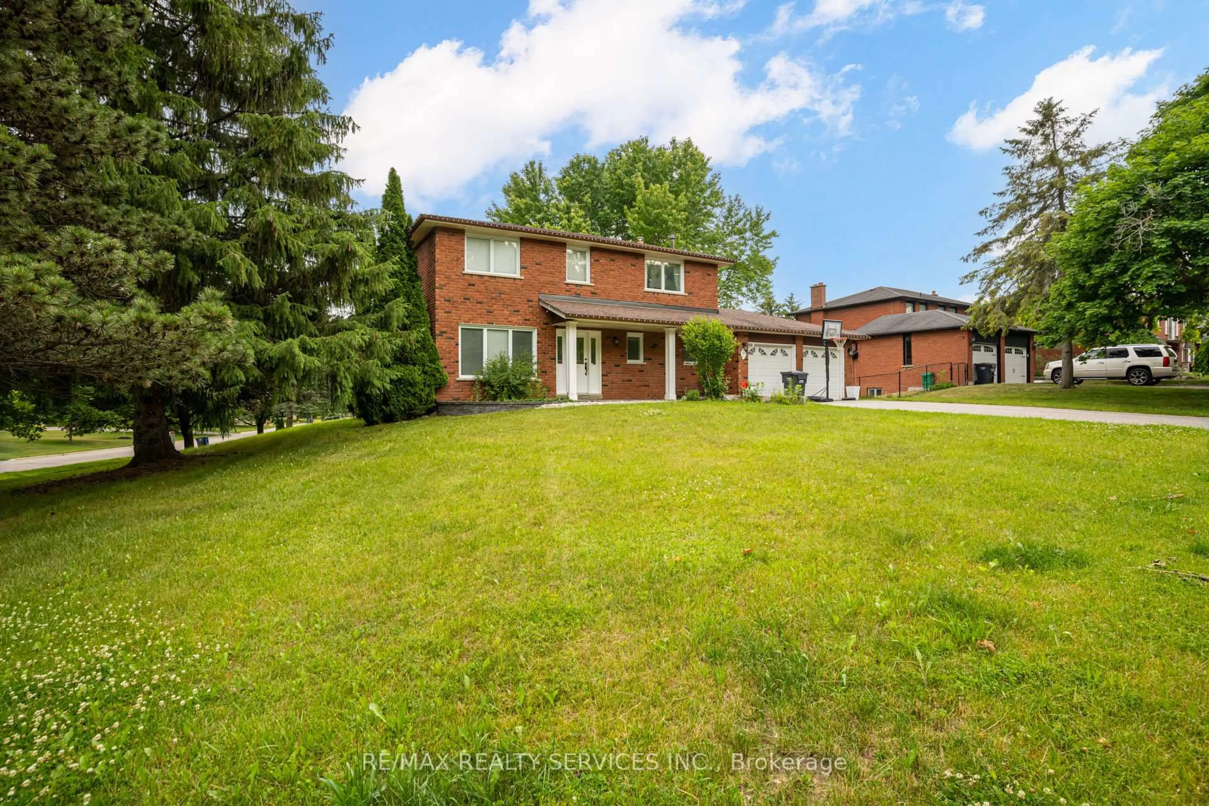 A pic from outside/outdoor area/front of a property/back of a property/a pic from drone, street for 53 Marilyn St, Caledon Ontario L7C 1H5