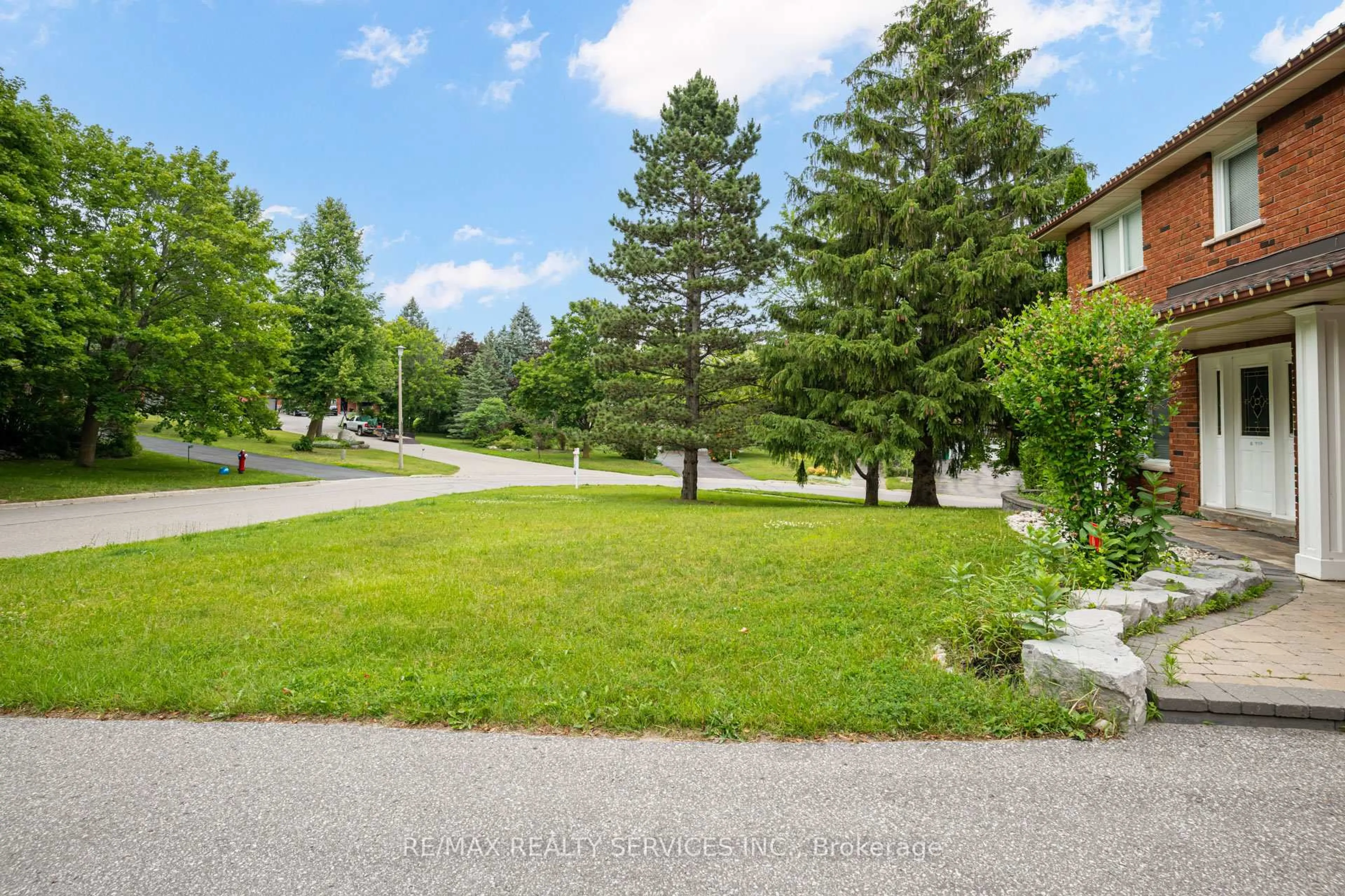 Patio, unknown for 53 Marilyn St, Caledon Ontario L7C 1H5