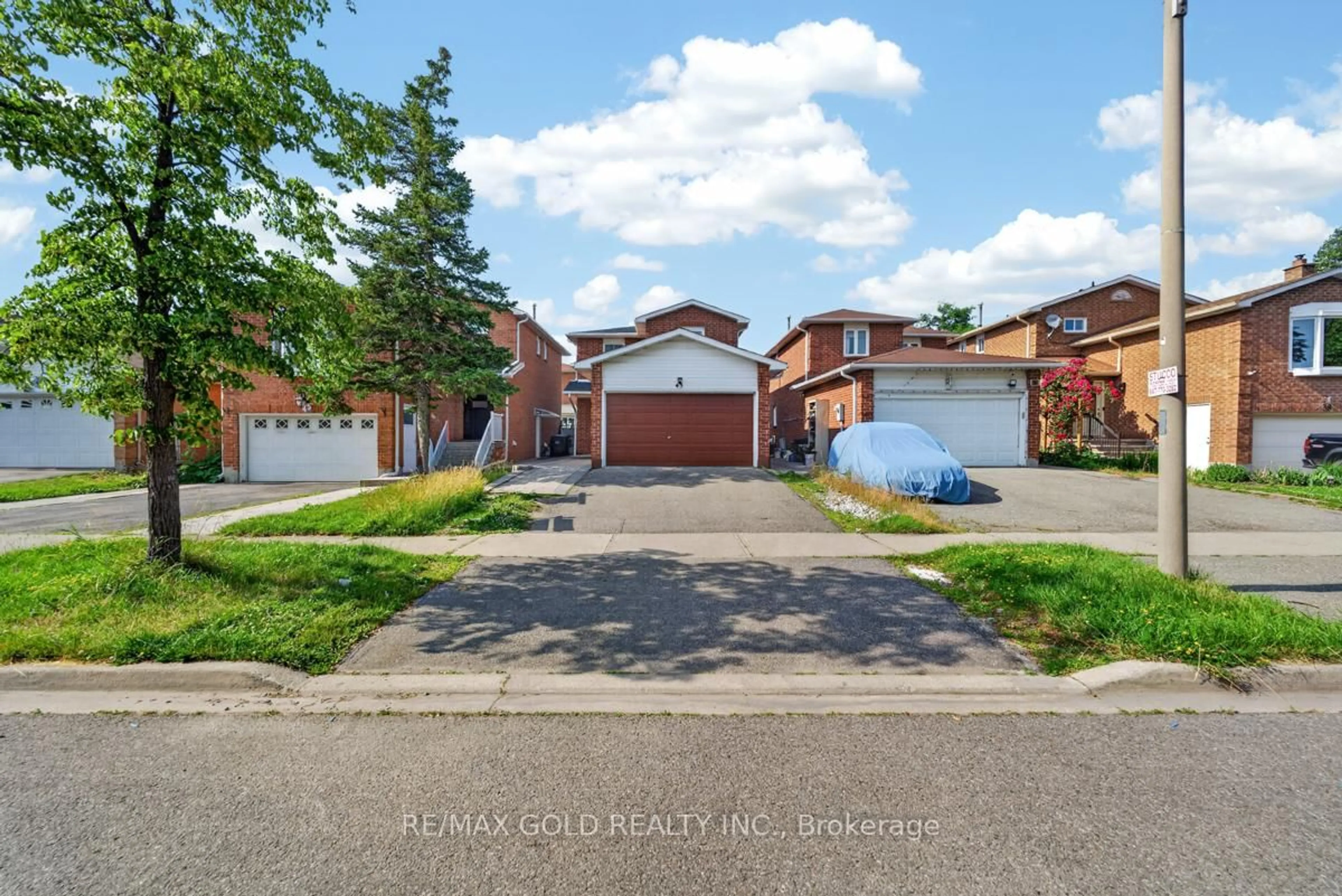 A pic from outside/outdoor area/front of a property/back of a property/a pic from drone, street for 43 Alabaster Dr, Brampton Ontario L6V 4G8