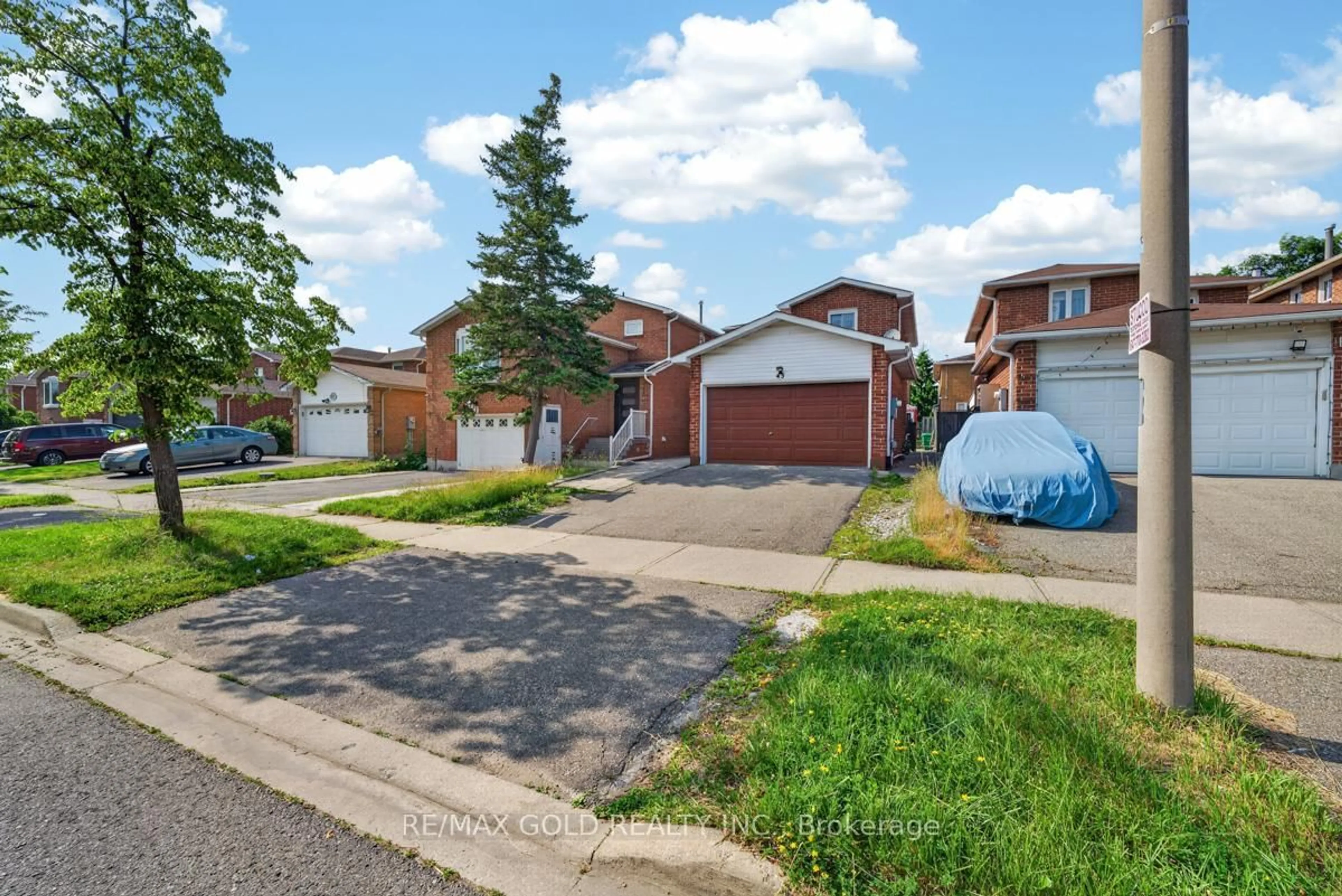 A pic from outside/outdoor area/front of a property/back of a property/a pic from drone, street for 43 Alabaster Dr, Brampton Ontario L6V 4G8