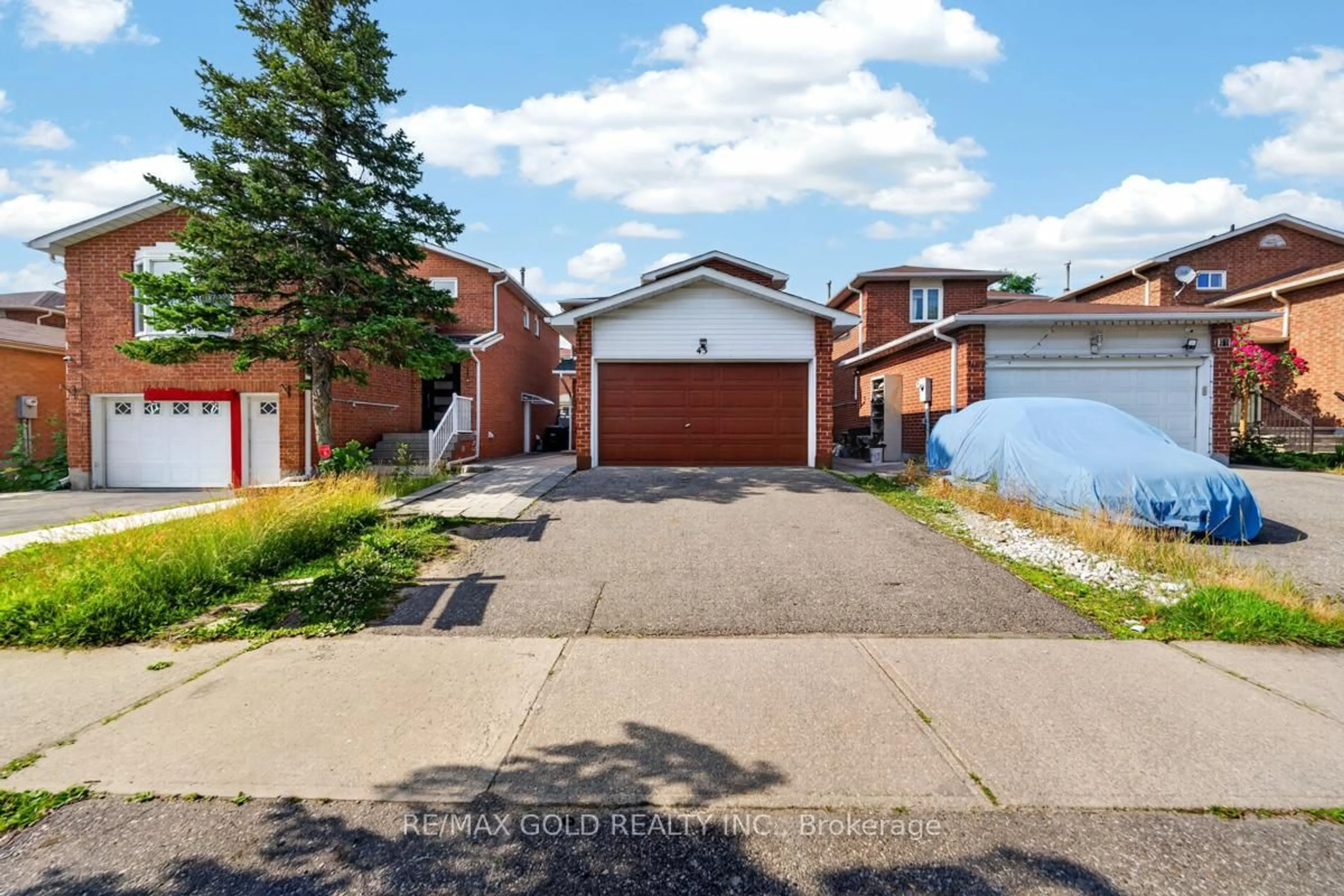 A pic from outside/outdoor area/front of a property/back of a property/a pic from drone, street for 43 Alabaster Dr, Brampton Ontario L6V 4G8