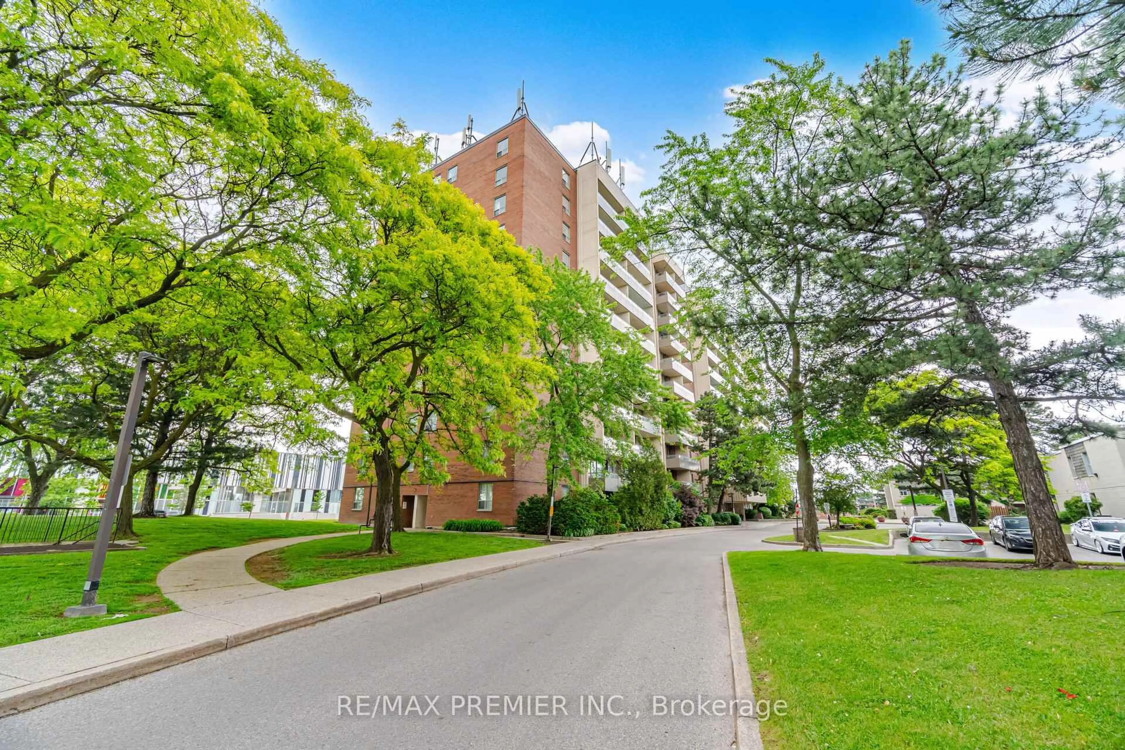 Patio, street for 1 Four Winds Dr #701, Toronto Ontario M3J 2T1