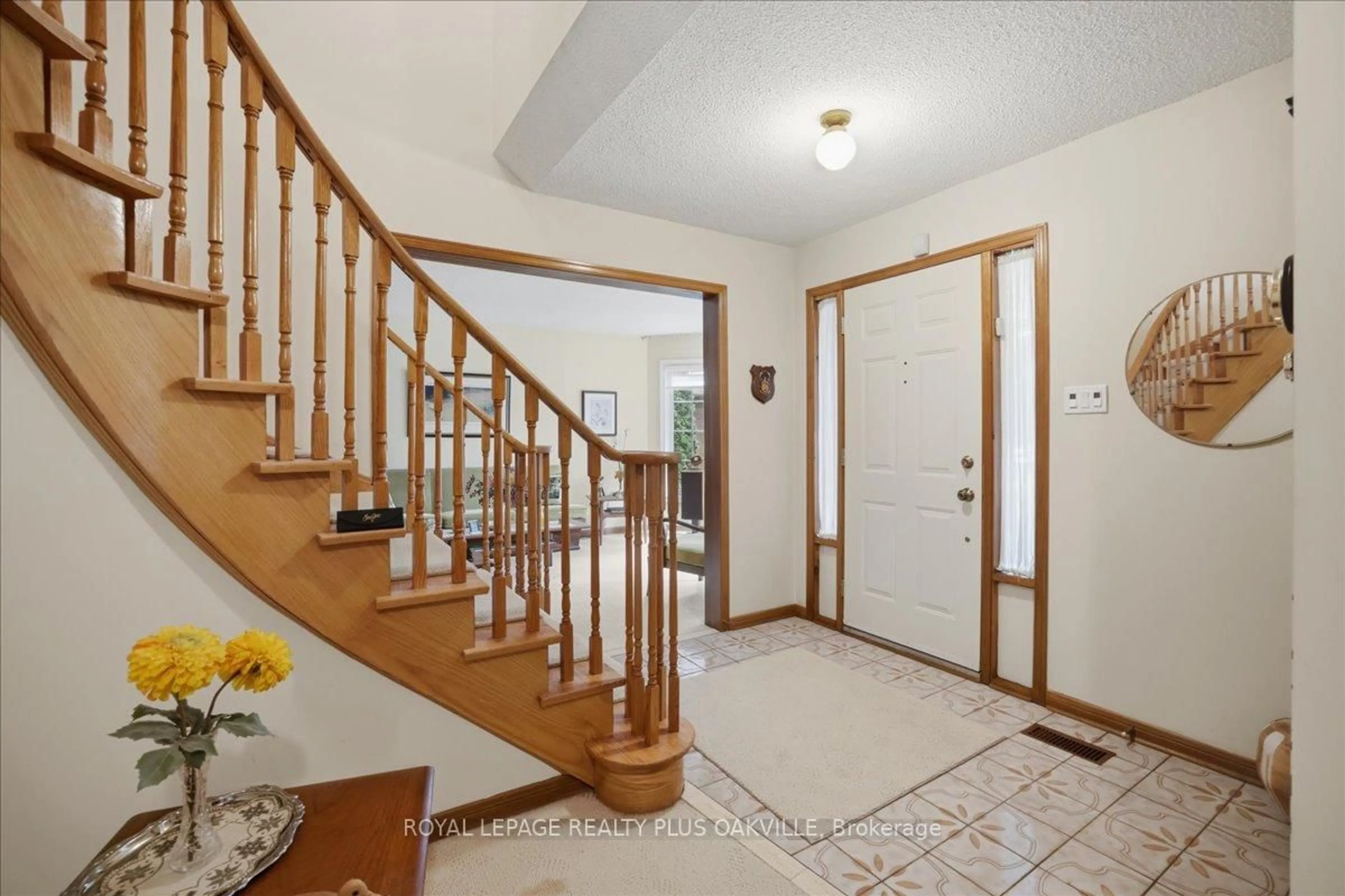 Indoor entryway for 85 Stevenson Rd, Oakville Ontario L6L 6H4
