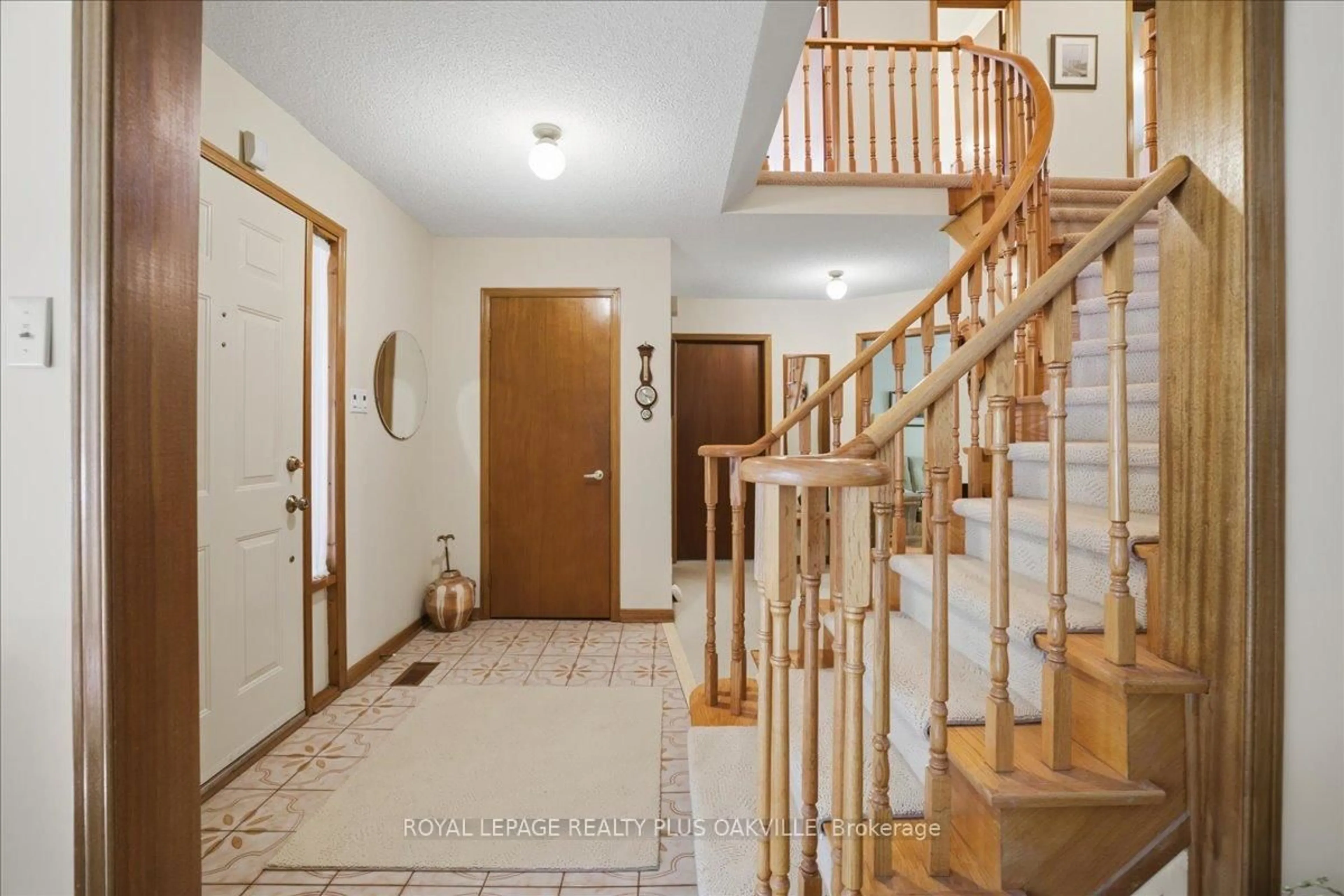 Indoor foyer for 85 Stevenson Rd, Oakville Ontario L6L 6H4