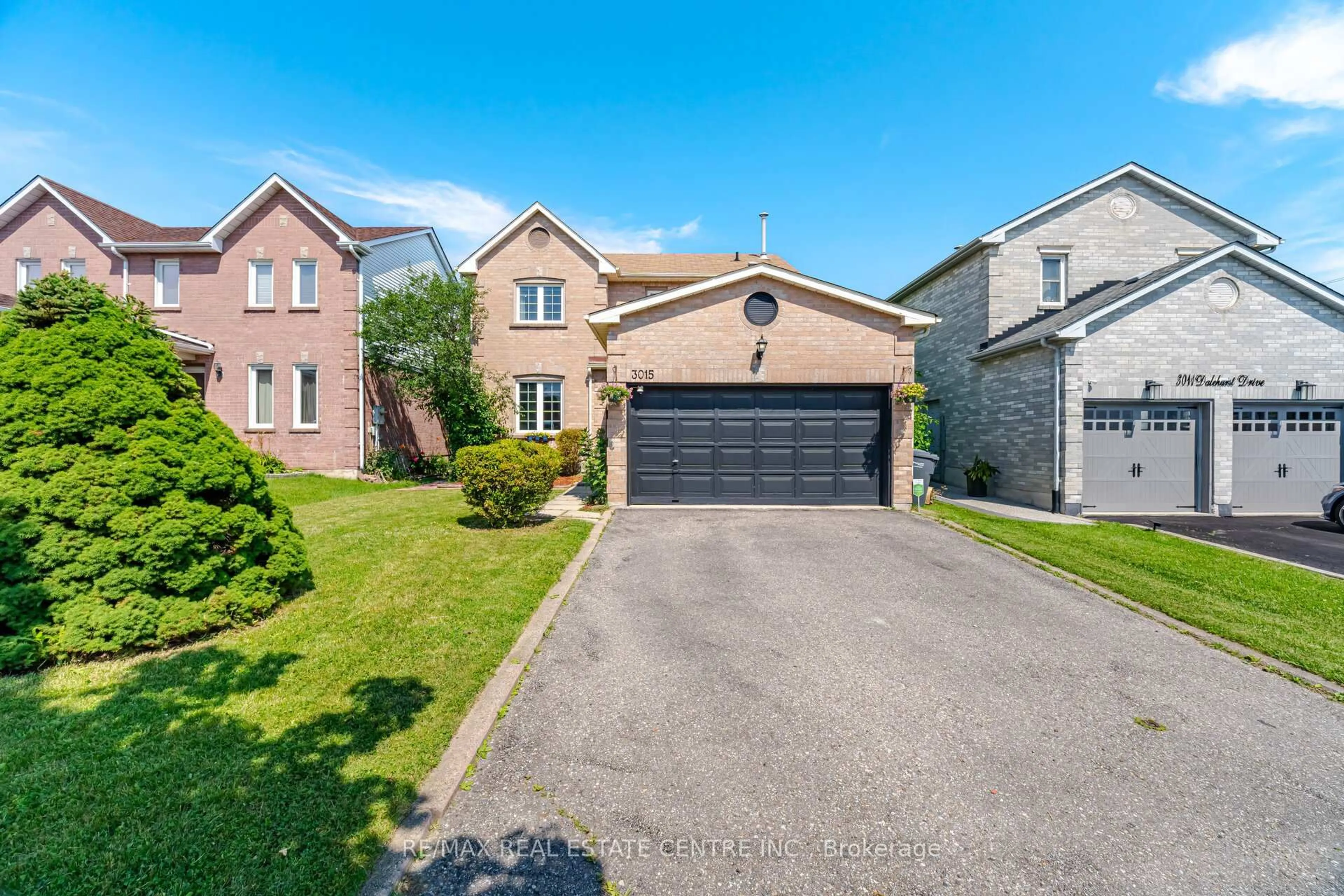 A pic from outside/outdoor area/front of a property/back of a property/a pic from drone, street for 3015 Dalehurst Dr, Mississauga Ontario L5N 6M8