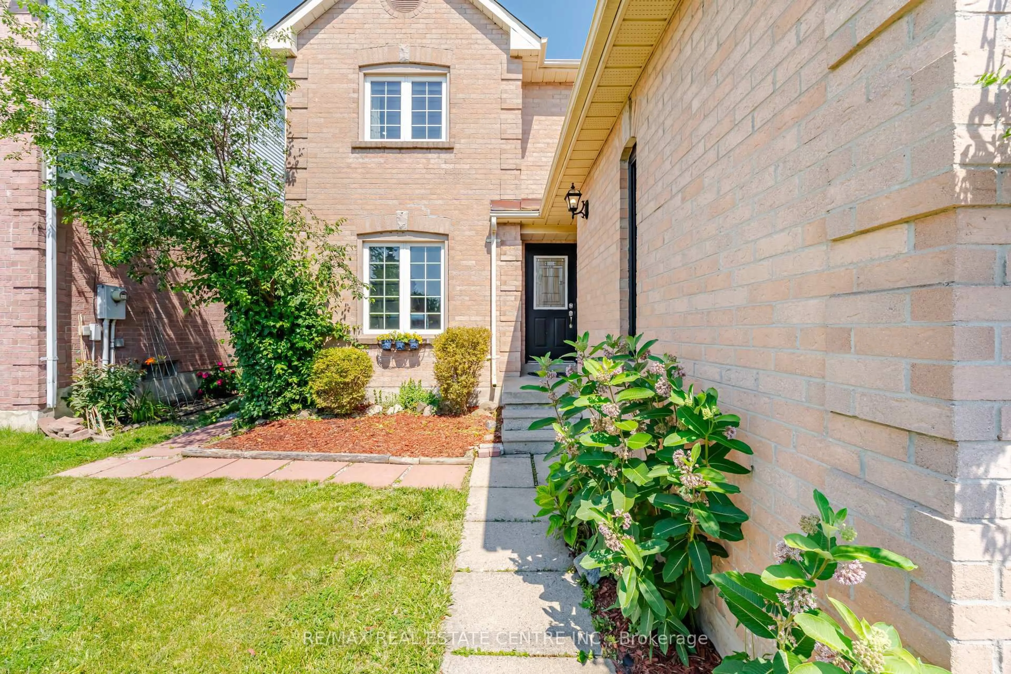 Home with brick exterior material, street for 3015 Dalehurst Dr, Mississauga Ontario L5N 6M8