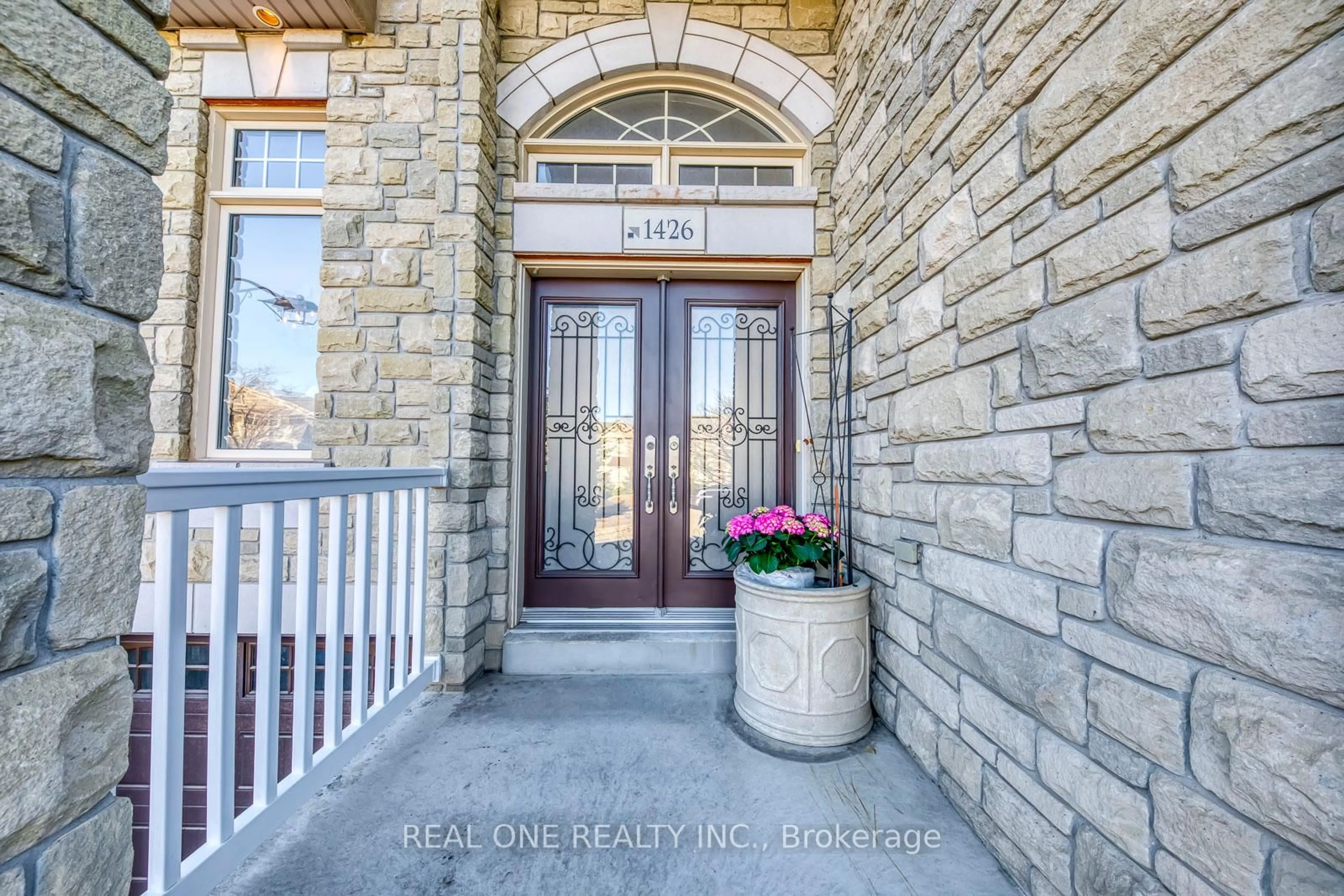 Indoor entryway for 1426 Redwing Crt, Oakville Ontario L6M 5E6