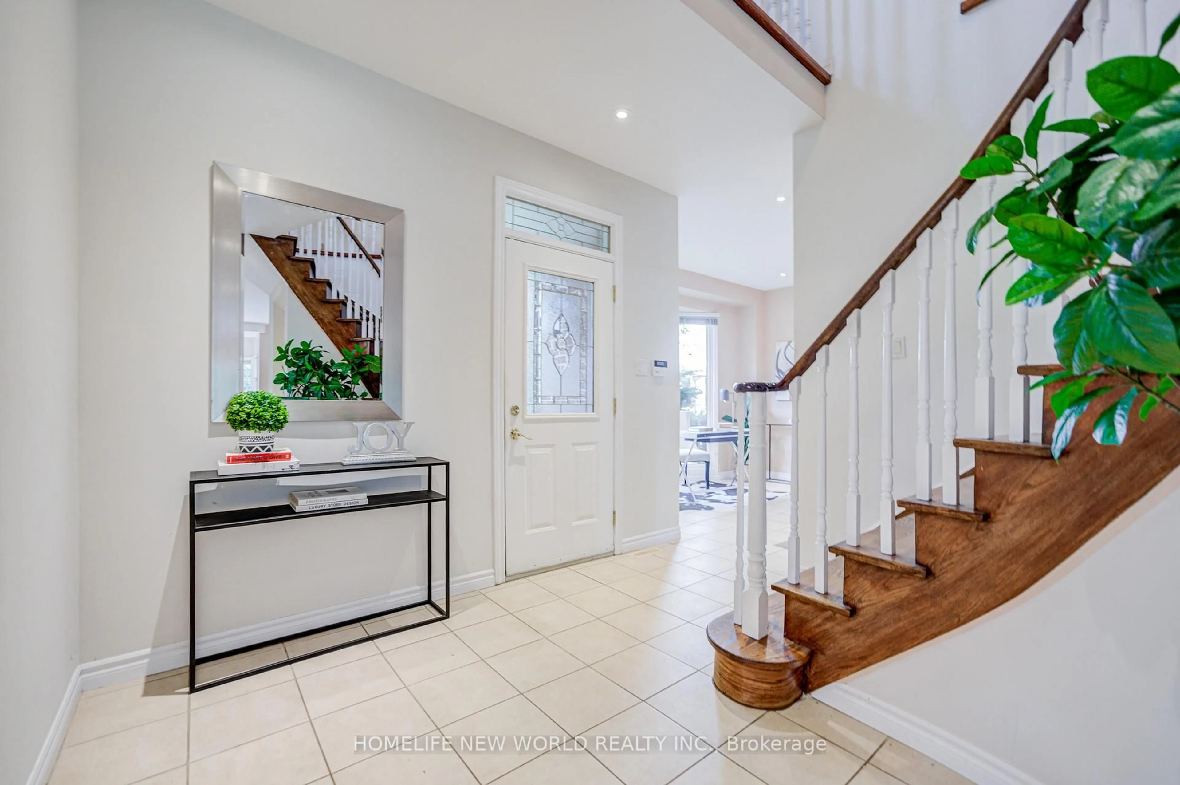 Indoor entryway for 4468 Beacon Lane, Mississauga Ontario L5C 4K9