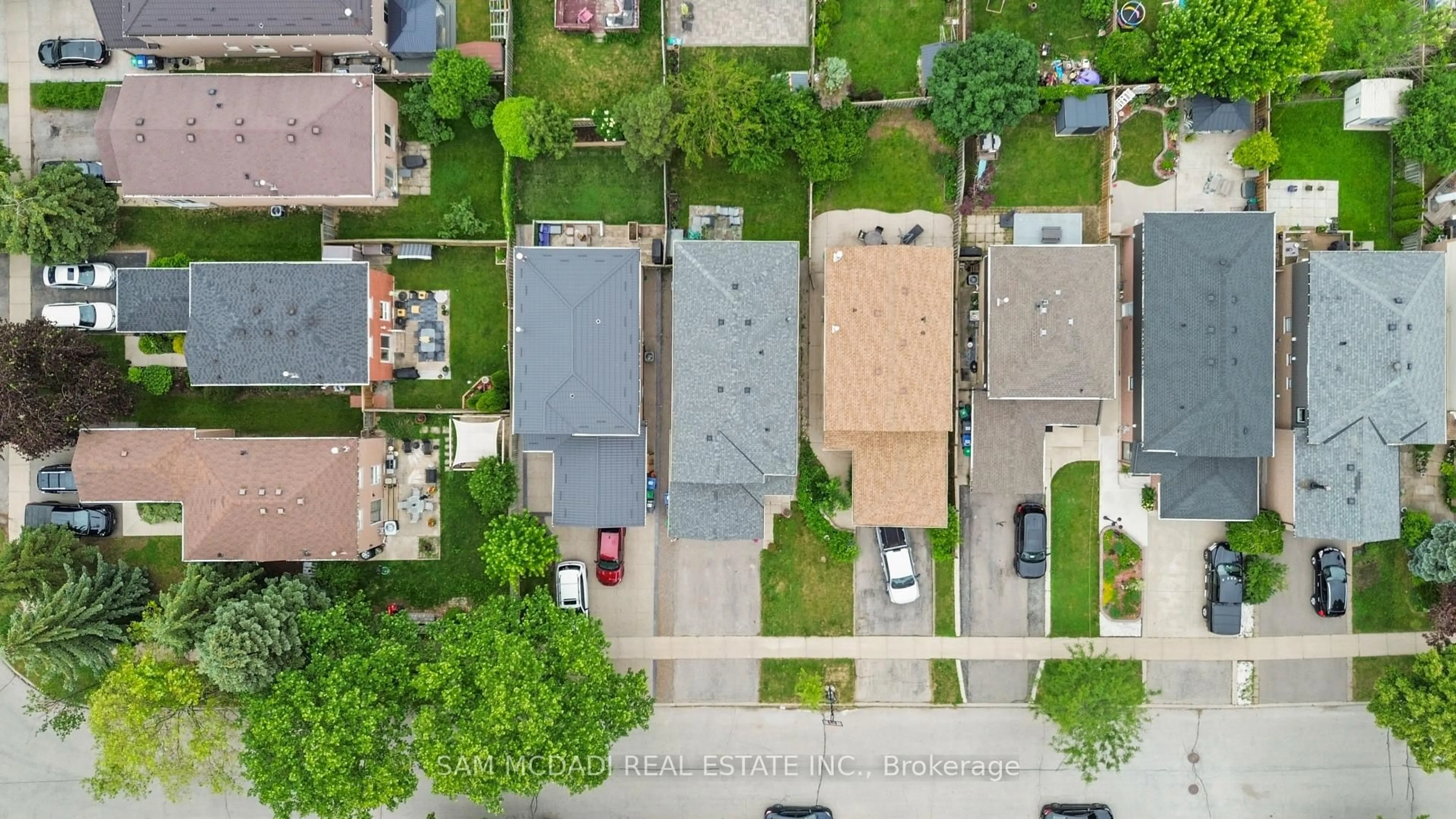 A pic from outside/outdoor area/front of a property/back of a property/a pic from drone, street for 3024 Valcourt Cres, Mississauga Ontario L5L 5J4
