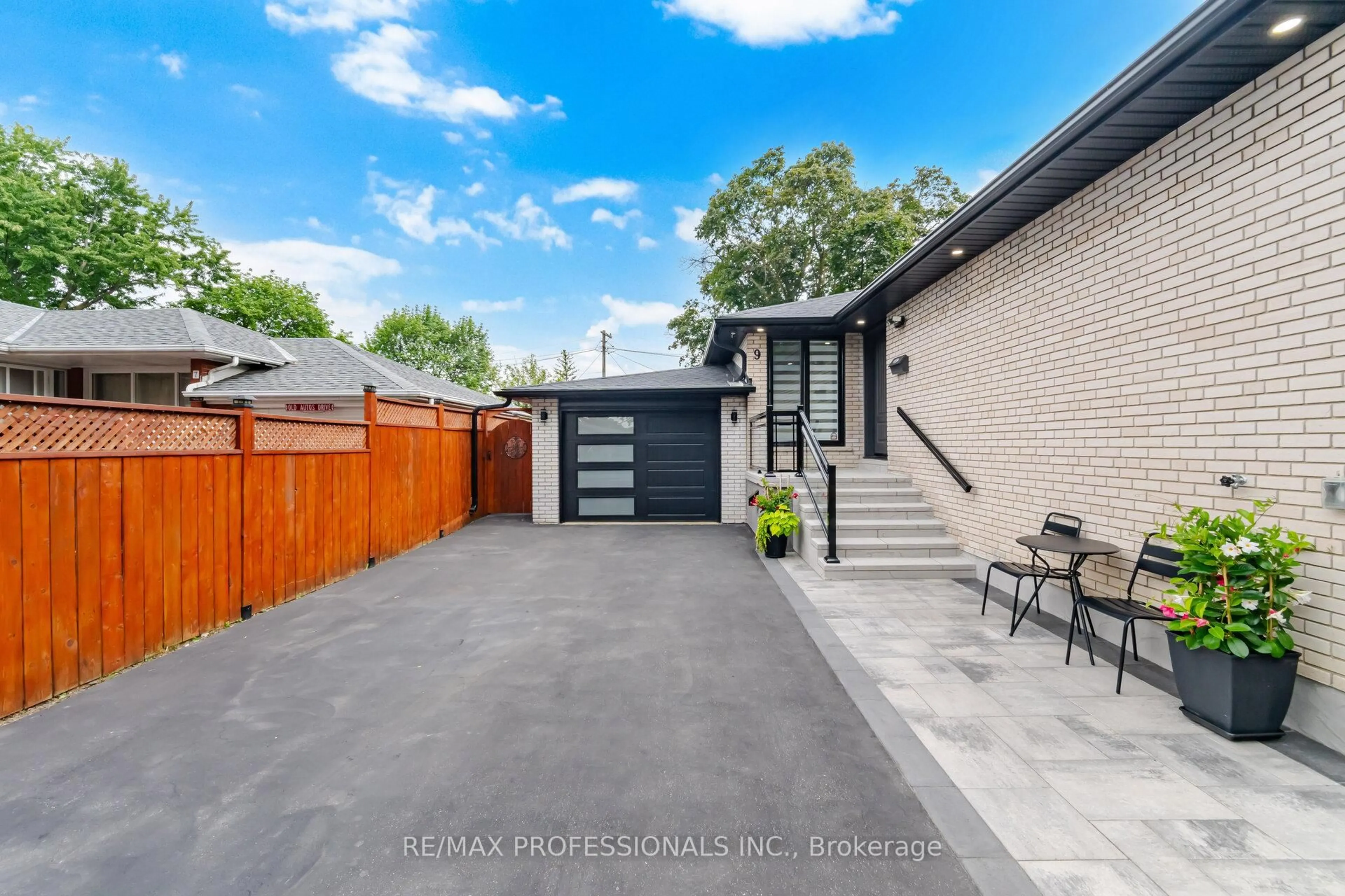 Unknown for 9 Tynevale Dr, Toronto Ontario M9R 2B3