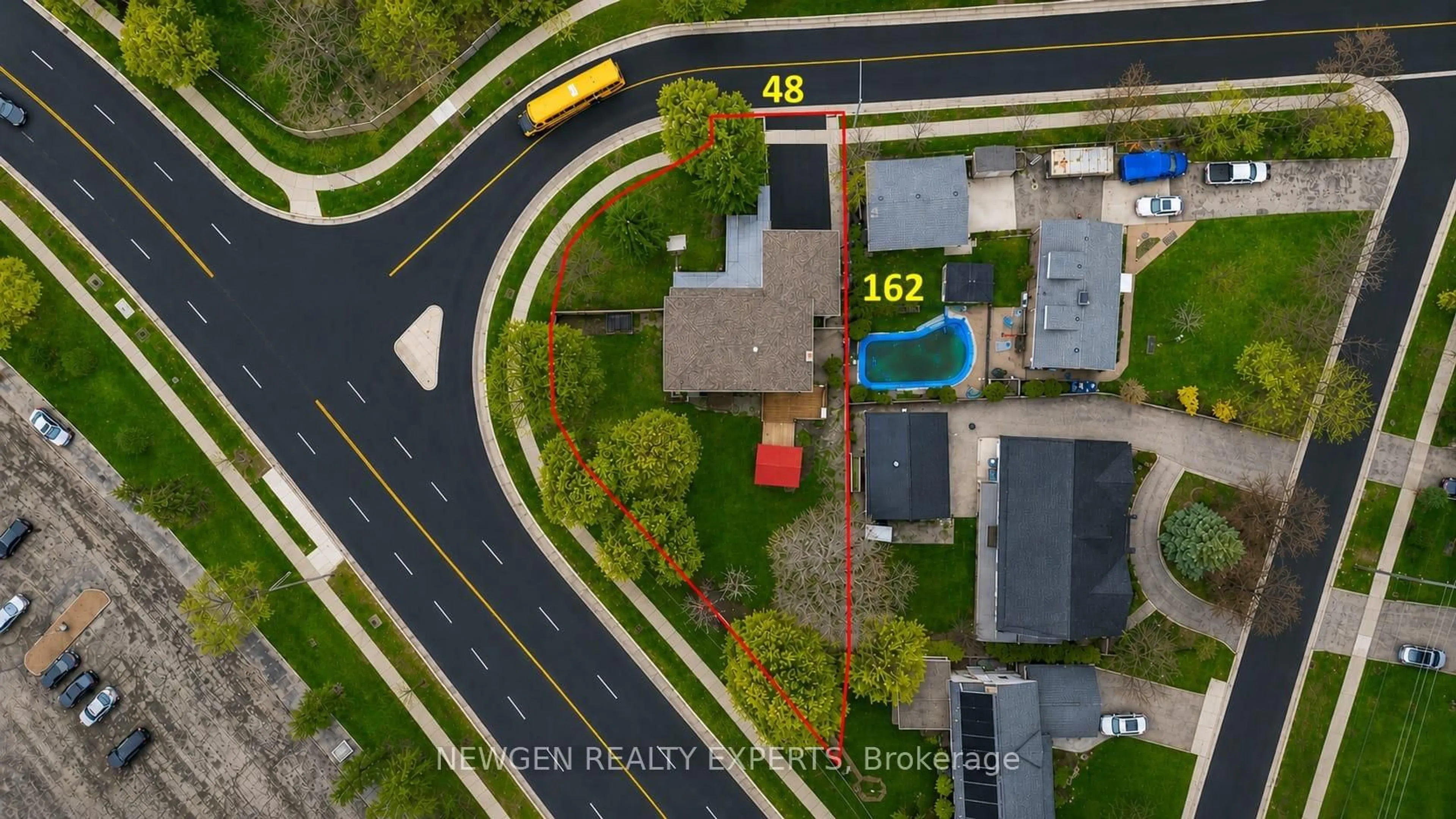 A pic from outside/outdoor area/front of a property/back of a property/a pic from drone, street for 2147 Fifth Line, Mississauga Ontario L5K 2K3