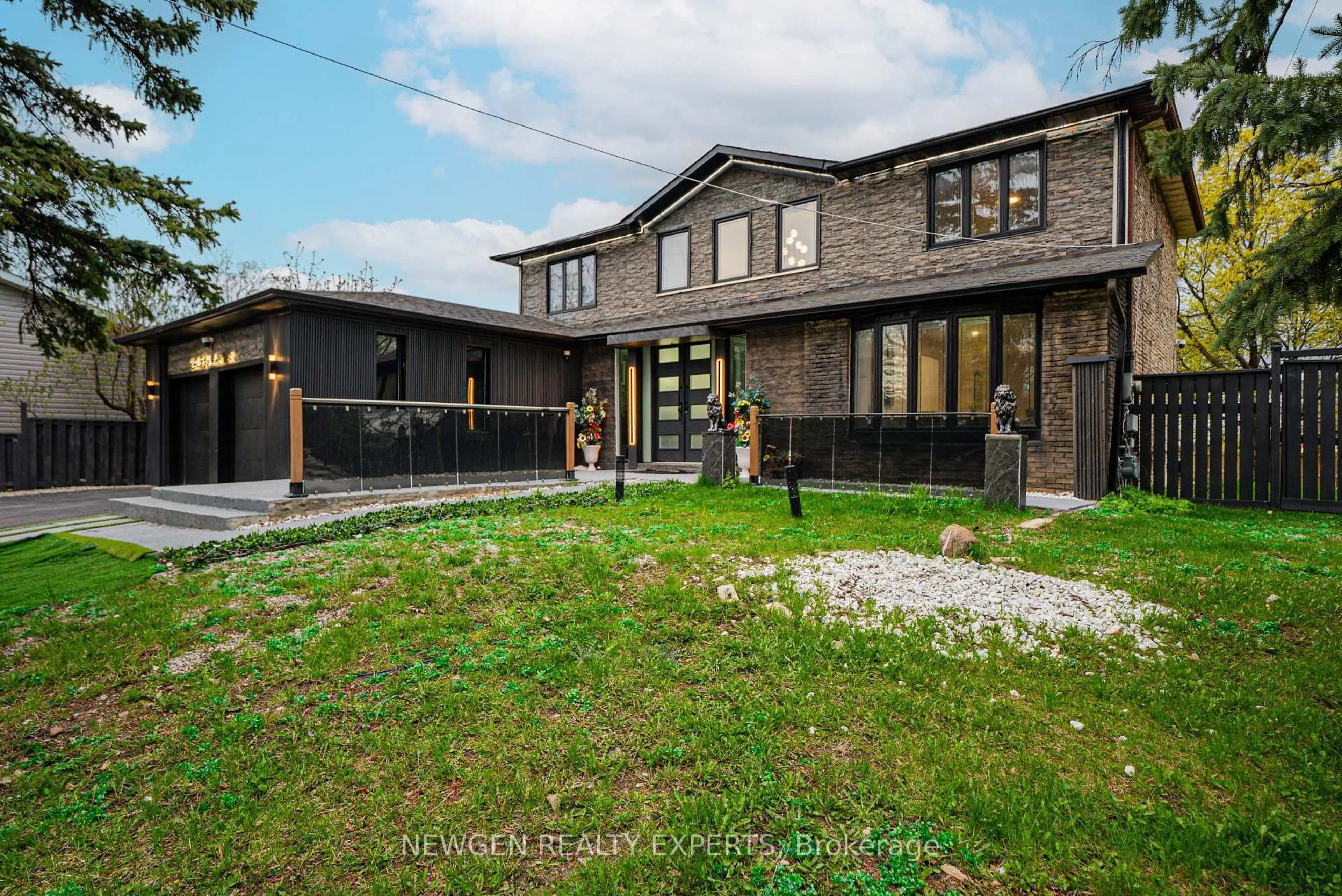 A pic from outside/outdoor area/front of a property/back of a property/a pic from drone, street for 2147 Fifth Line, Mississauga Ontario L5K 2K3