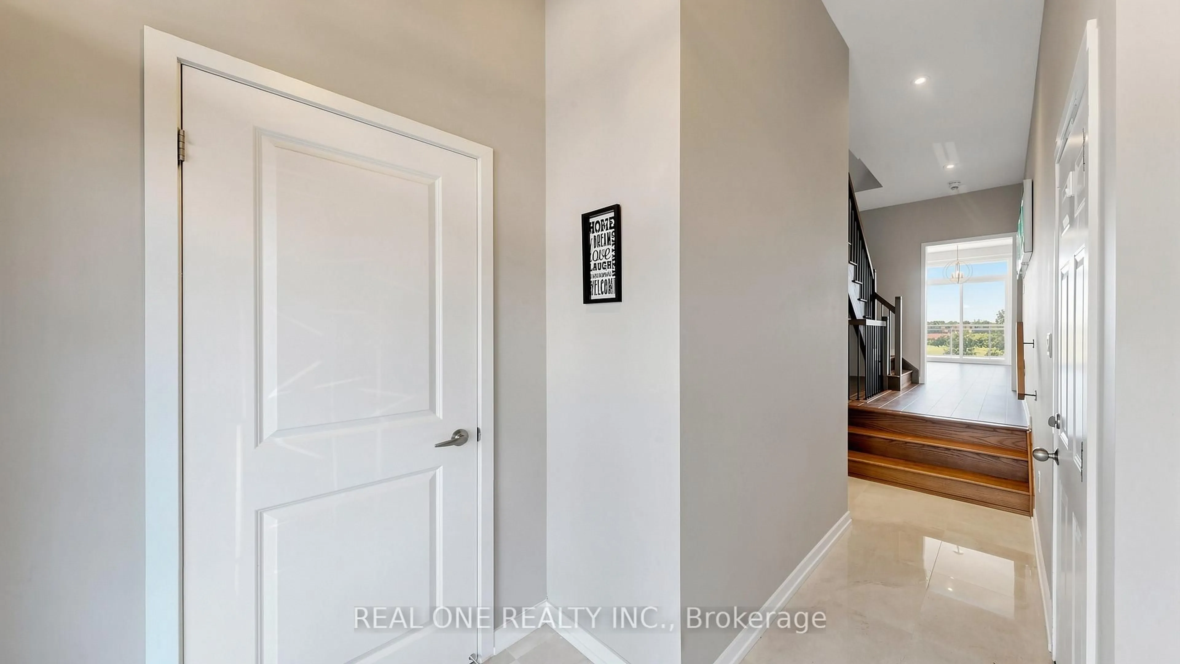 Indoor entryway for 3151 Mintwood Circ, Oakville Ontario L6H 0N9