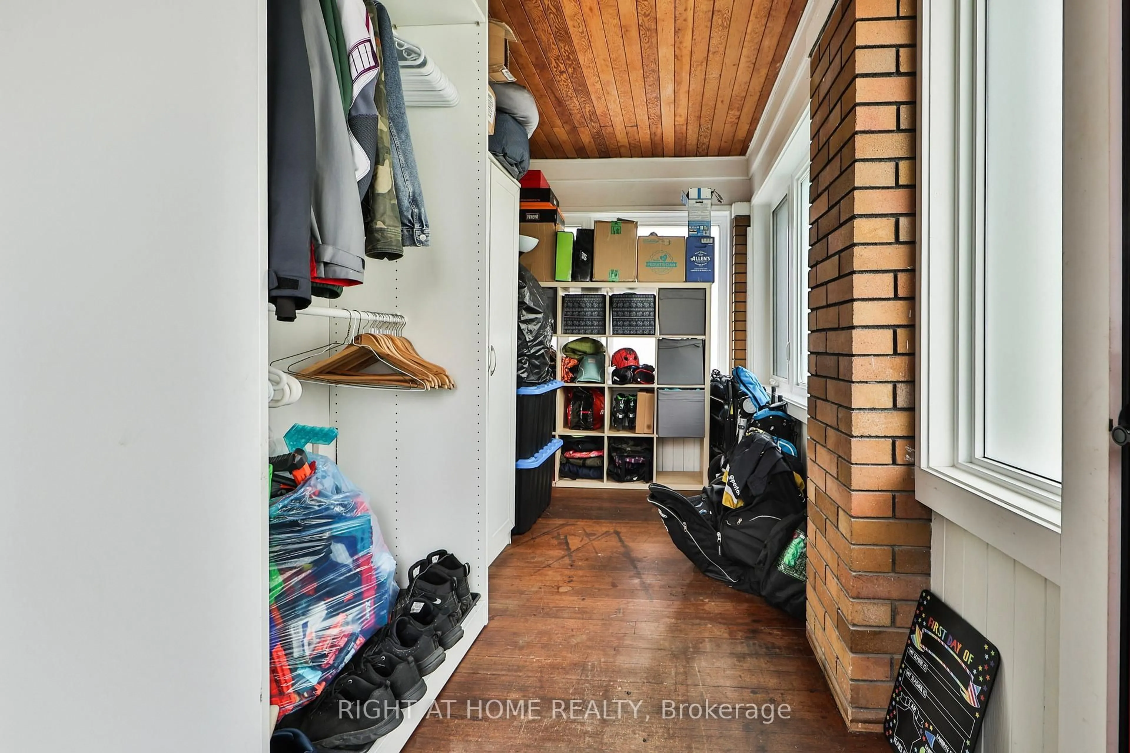 Indoor entryway for 90 MILL St, Brampton Ontario L6Y 1T2