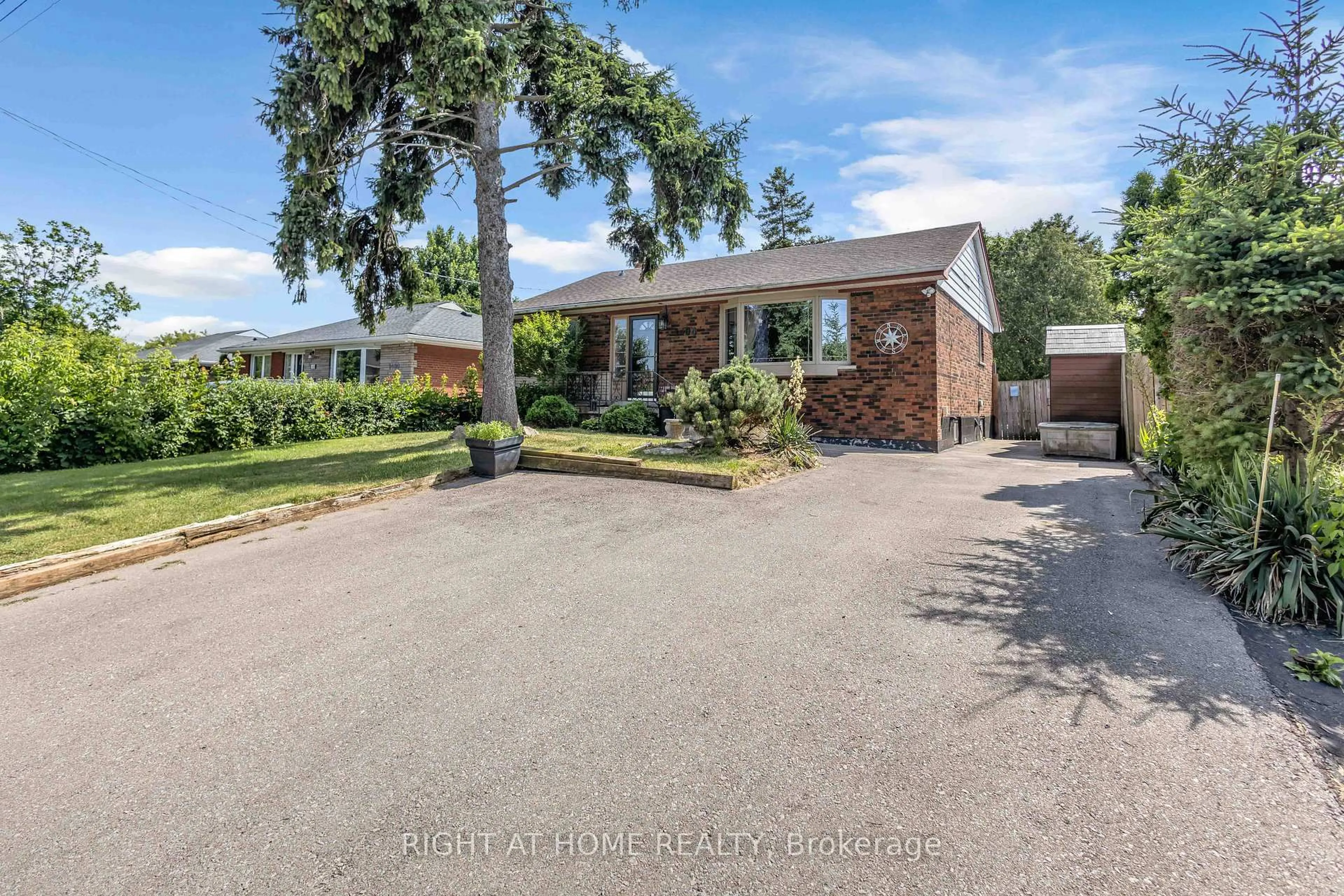 A pic from outside/outdoor area/front of a property/back of a property/a pic from drone, street for 1404 Bunnell Dr, Burlington Ontario L7P 2E1