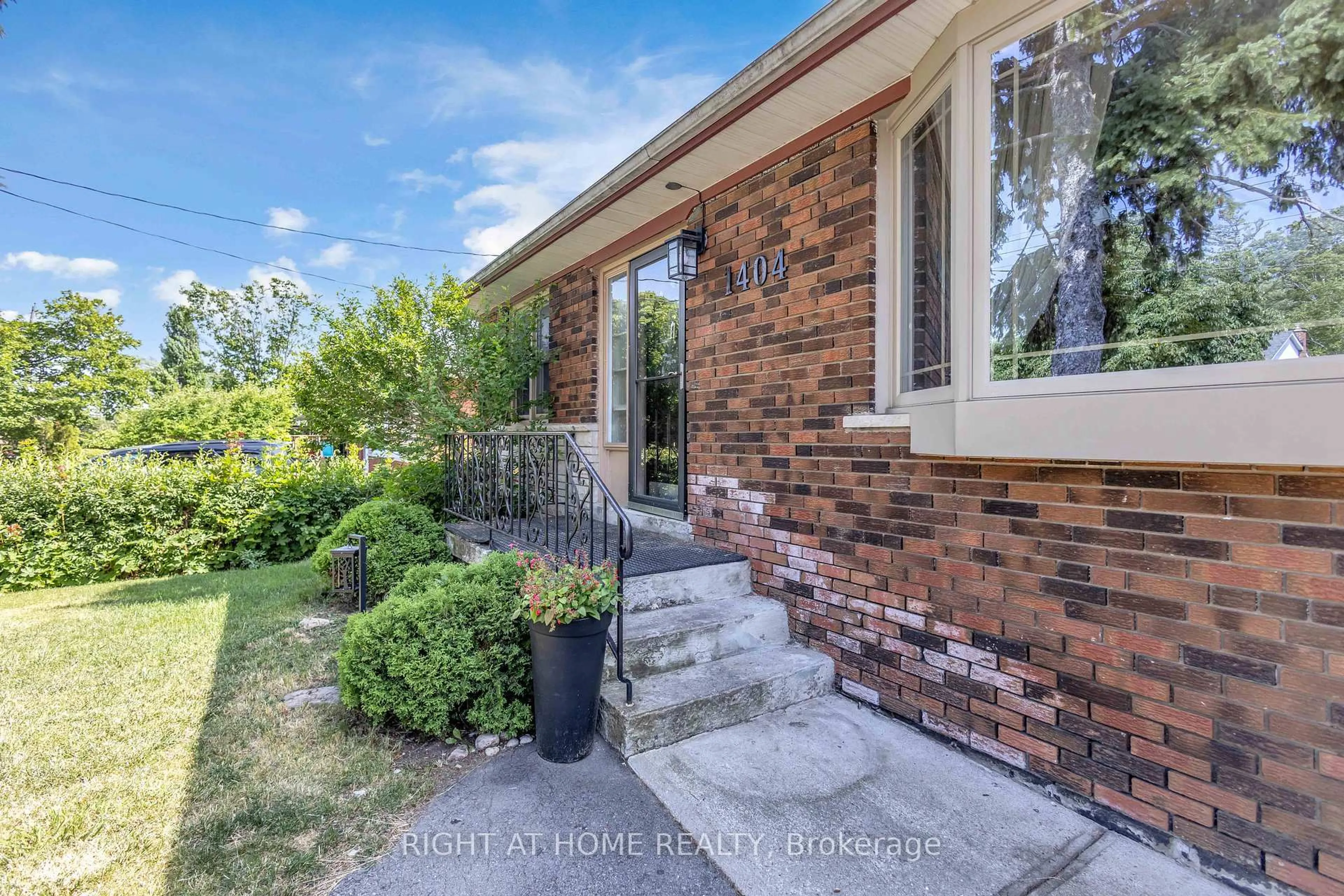 A pic from outside/outdoor area/front of a property/back of a property/a pic from drone, street for 1404 Bunnell Dr, Burlington Ontario L7P 2E1