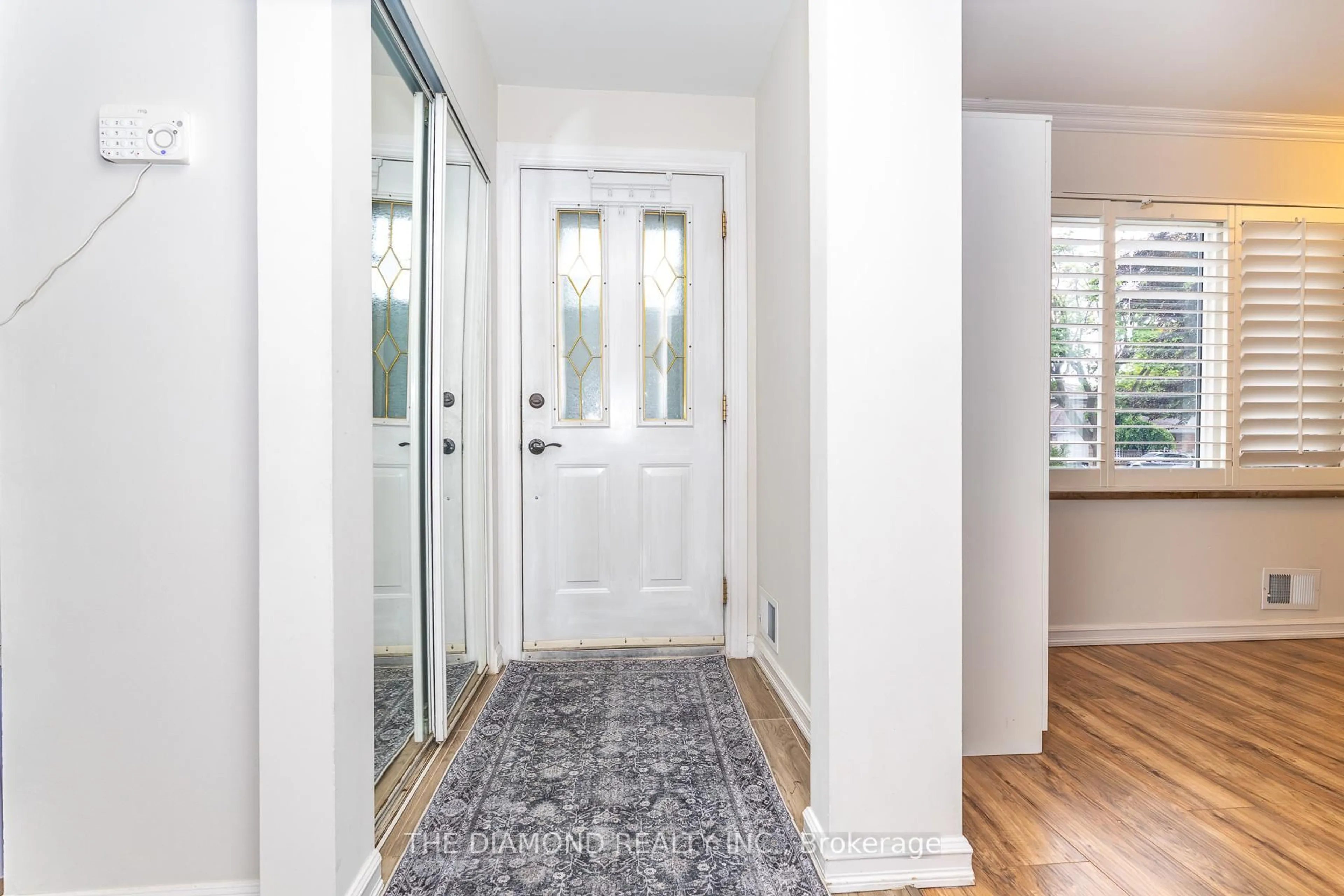 Indoor entryway for 75 Glen Agar Dr, Toronto Ontario M9B 5M2