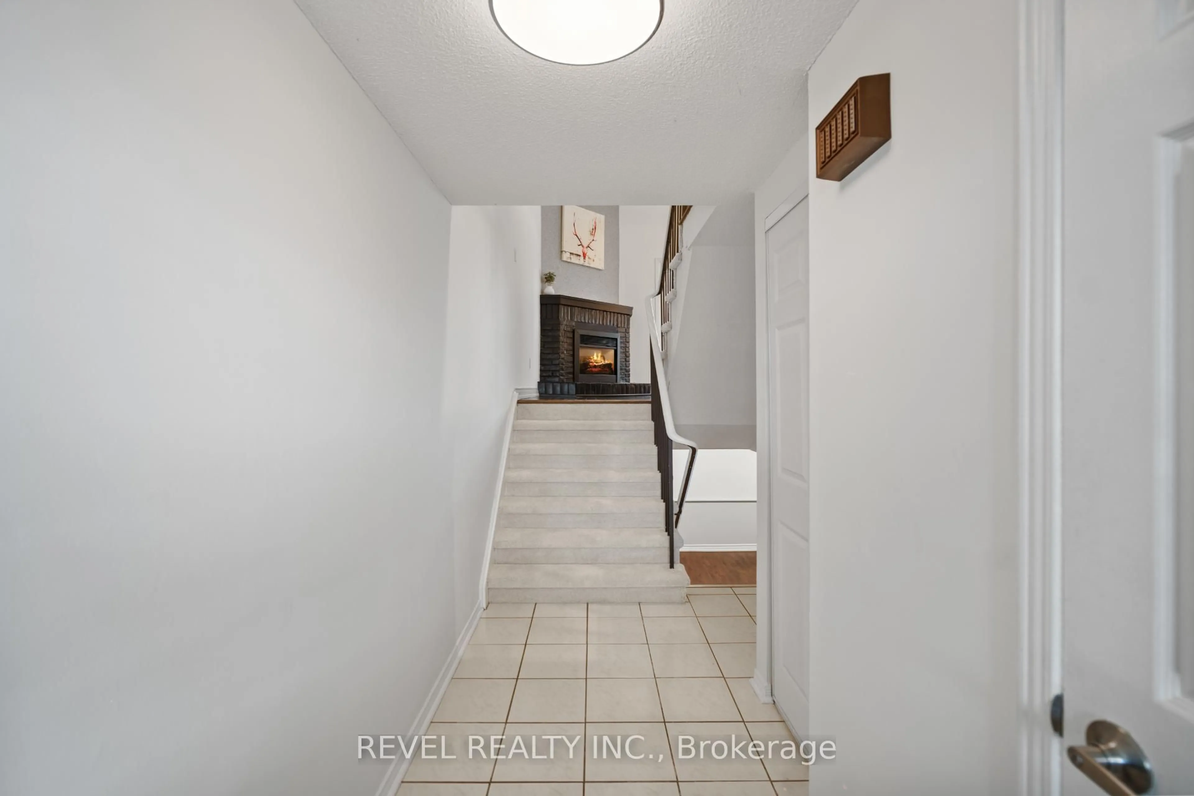 Indoor entryway for 3360 Council Ring Rd #57, Mississauga Ontario L5L 2E4