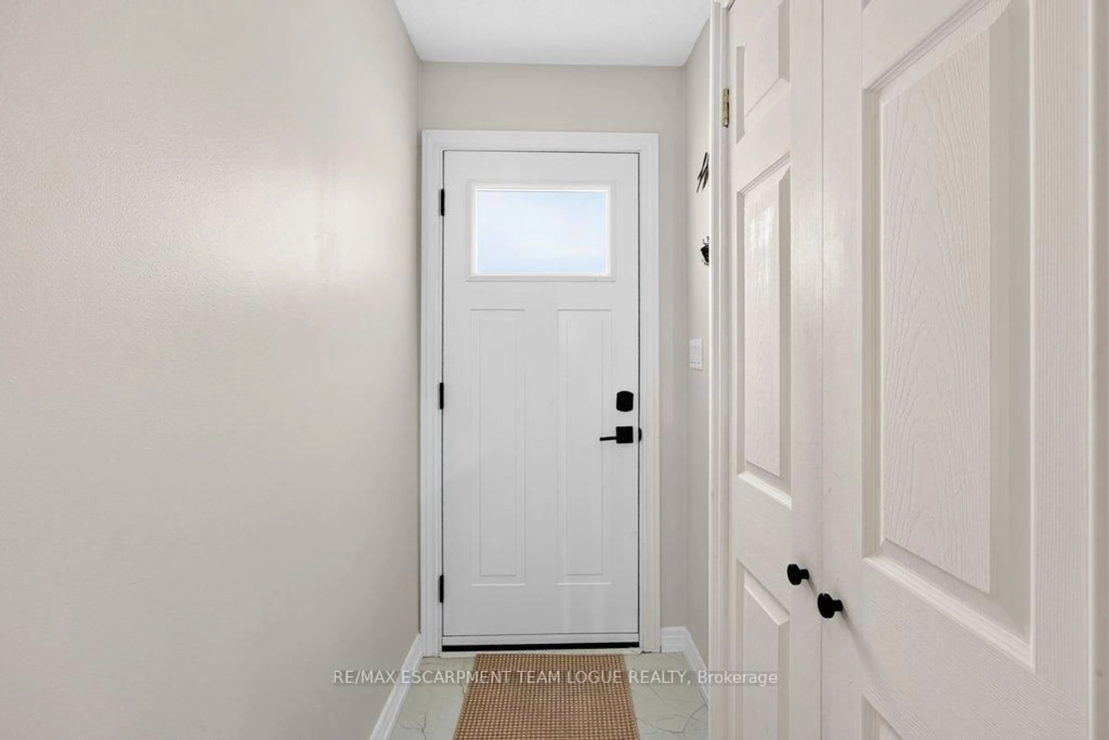 Indoor entryway for 895 MAPLE Ave #105, Burlington Ontario L7S 2H7