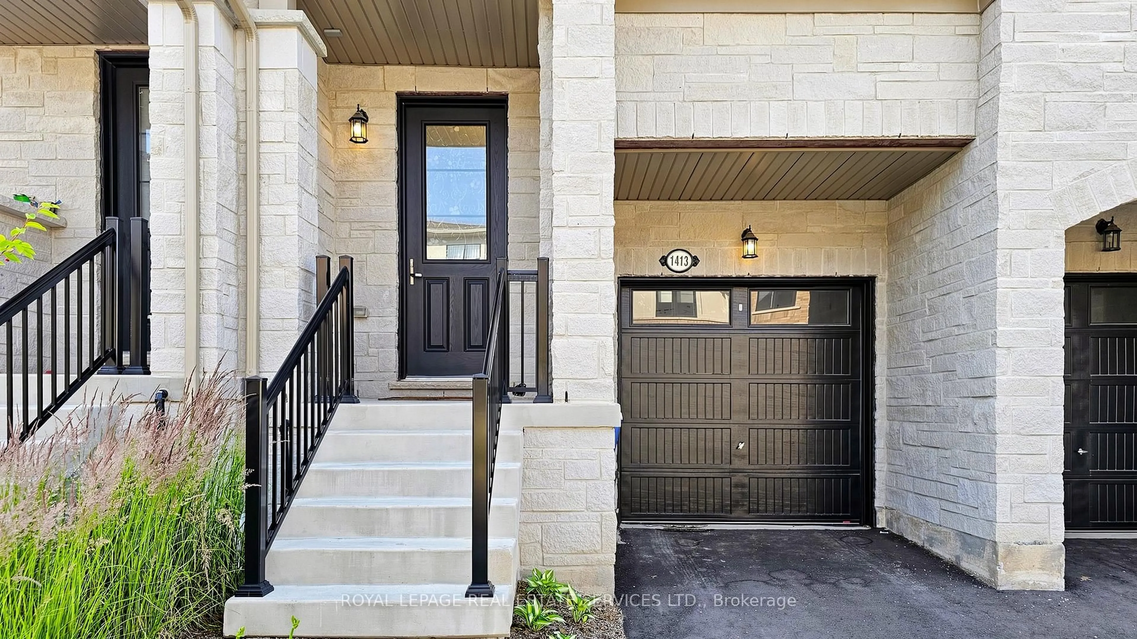 Indoor entryway for 1413 Oakmont Common, Burlington Ontario L7P 3A6