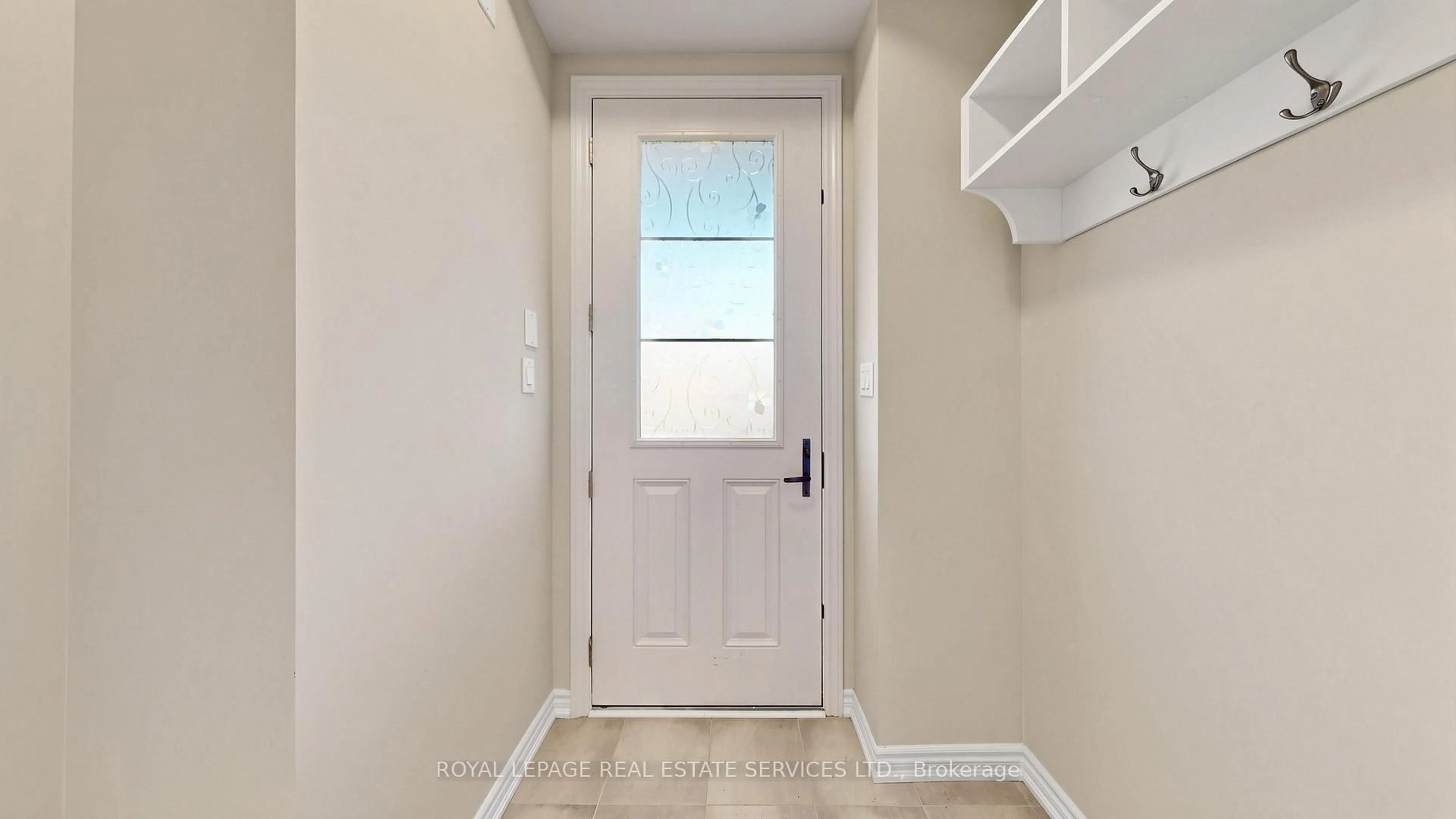 Indoor entryway for 1413 Oakmont Common, Burlington Ontario L7P 3A6