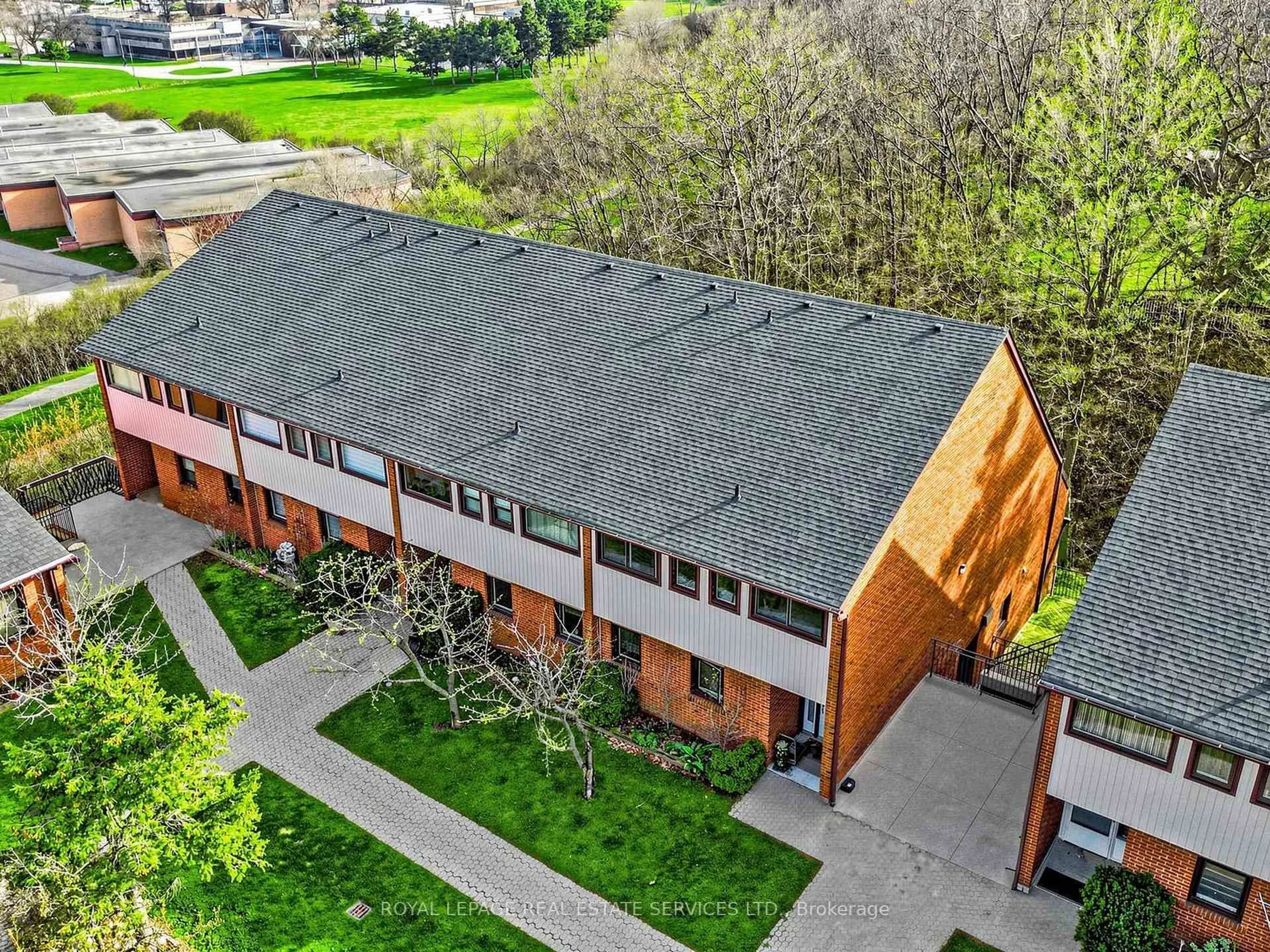 A pic from outside/outdoor area/front of a property/back of a property/a pic from drone, building for 530 Falgarwood Dr #21, Oakville Ontario L6H 1N3