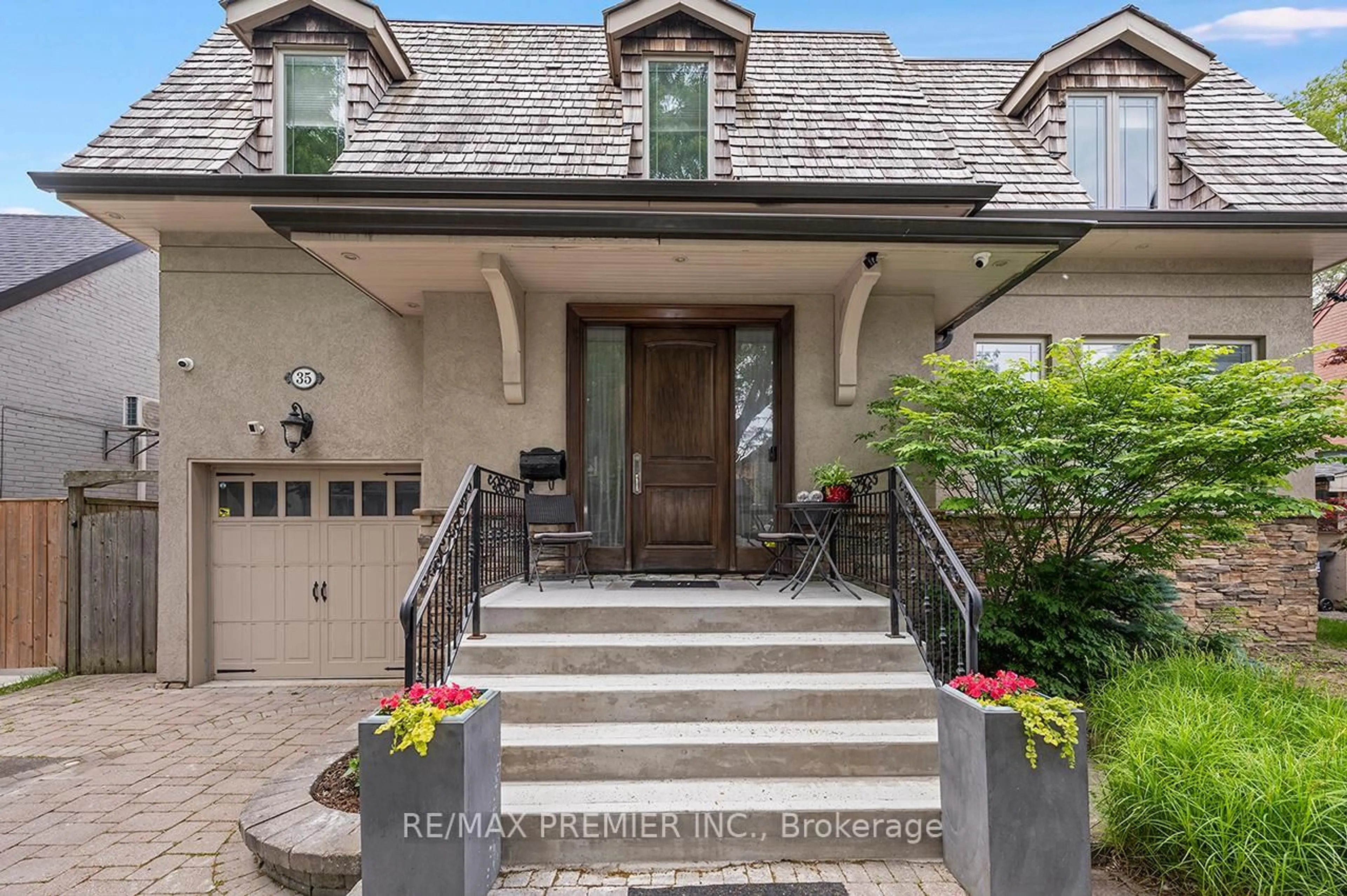 Indoor entryway for 35 Yorkdale Cres, Toronto Ontario M9M 1C2