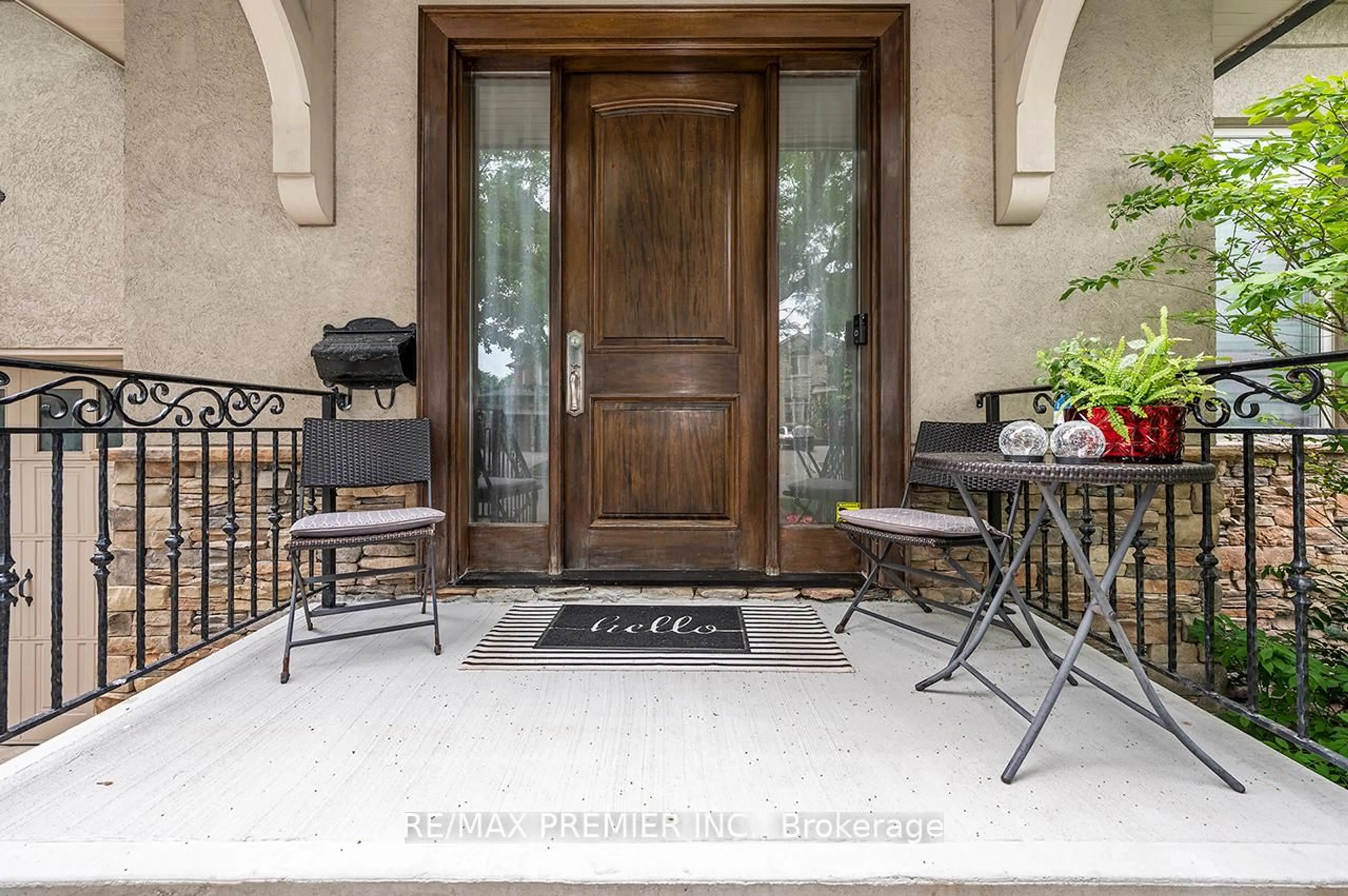 Indoor entryway for 35 Yorkdale Cres, Toronto Ontario M9M 1C2