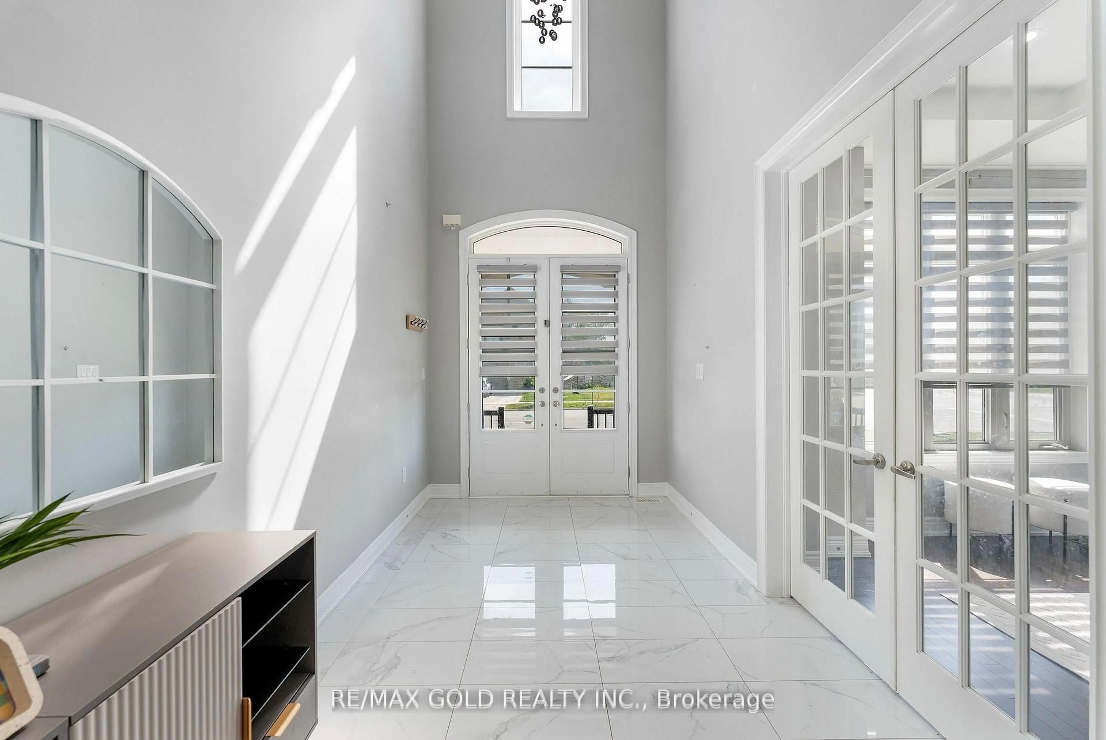 Indoor foyer for 97 Gordon Randle Dr, Brampton Ontario L6P 4H6