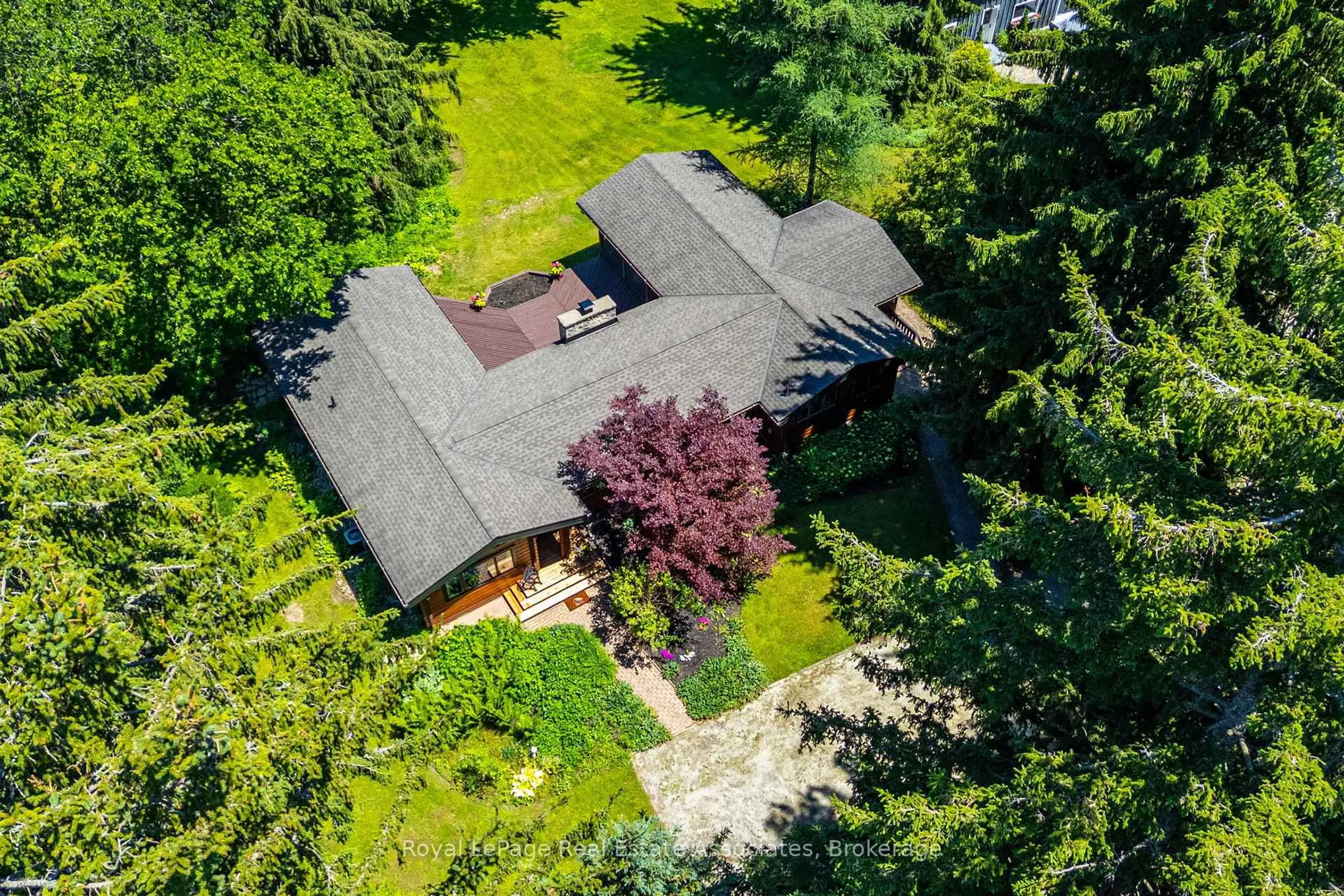 A pic from outside/outdoor area/front of a property/back of a property/a pic from drone, unknown for 19 Confederation St, Halton Hills Ontario L7G 3R4