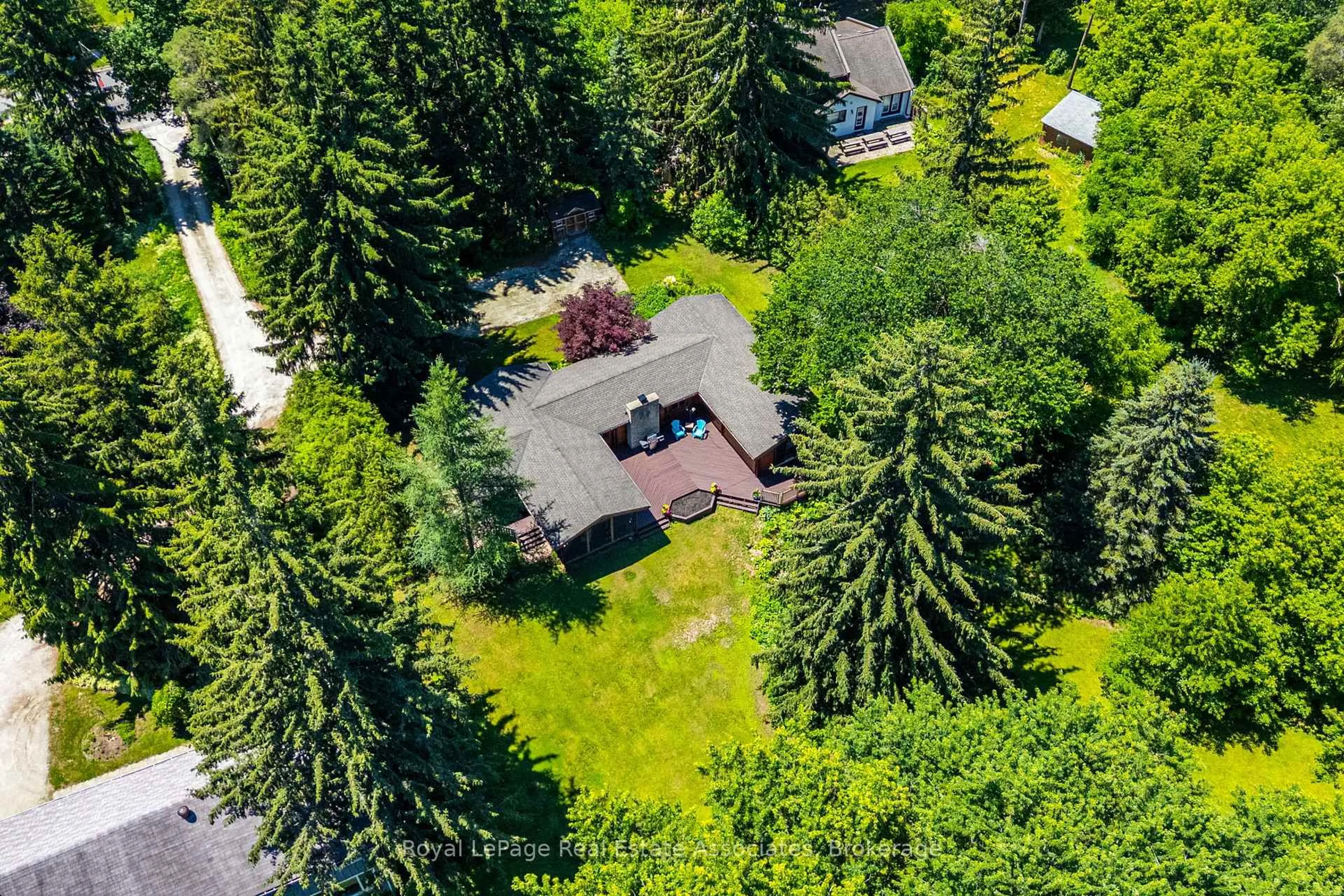 A pic from outside/outdoor area/front of a property/back of a property/a pic from drone, forest/trees view for 19 Confederation St, Halton Hills Ontario L7G 3R4