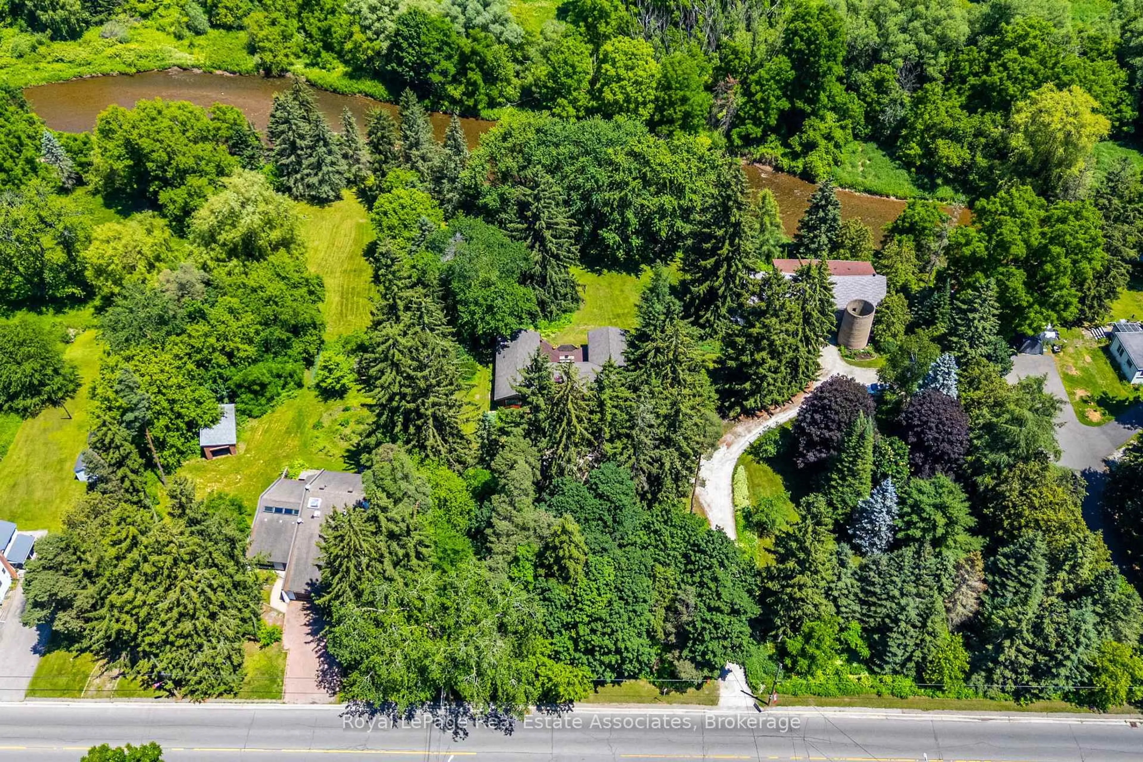 A pic from outside/outdoor area/front of a property/back of a property/a pic from drone, unknown for 19 Confederation St, Halton Hills Ontario L7G 3R4