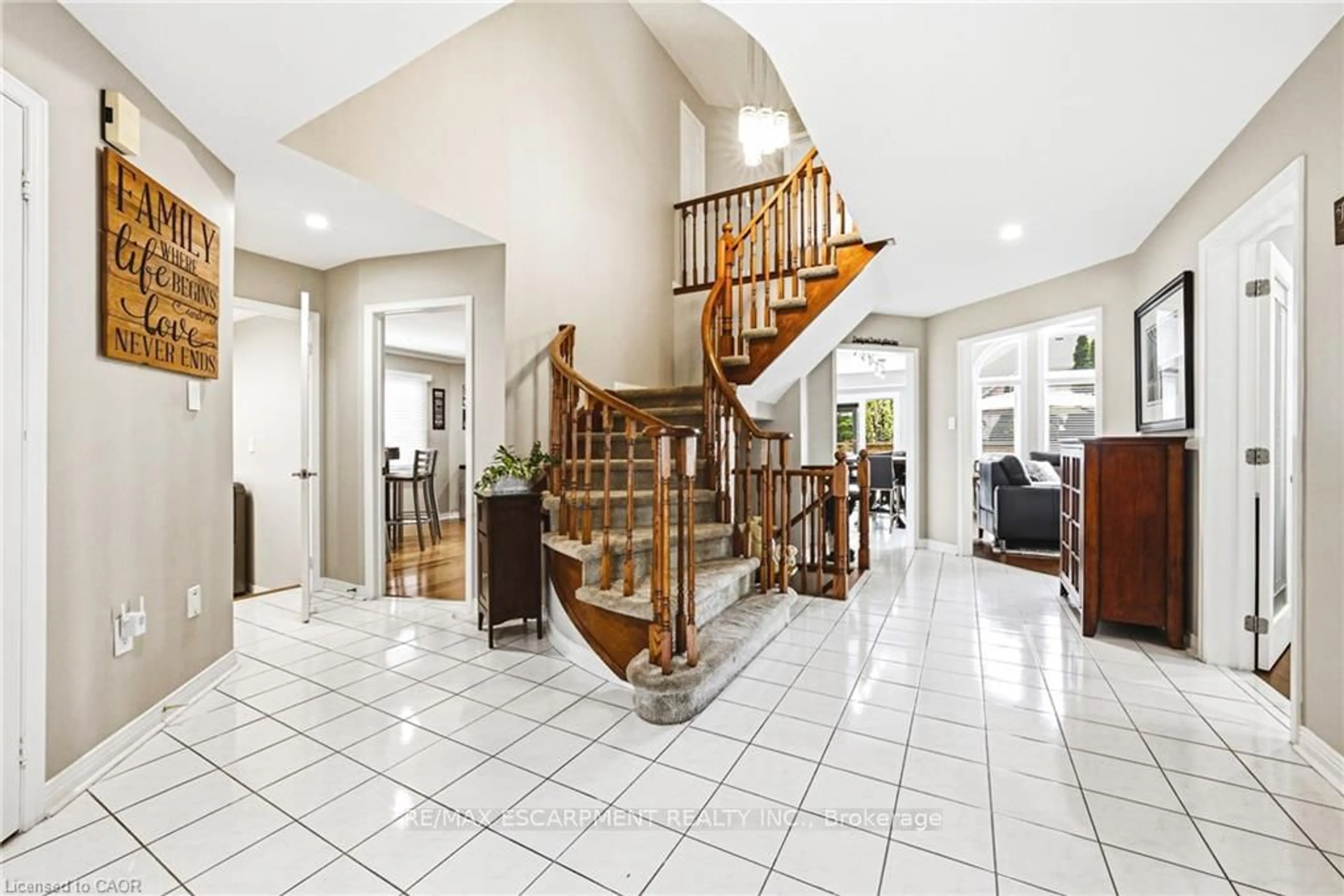 Indoor foyer for 2162 Country Club Dr, Burlington Ontario L7M 4B1