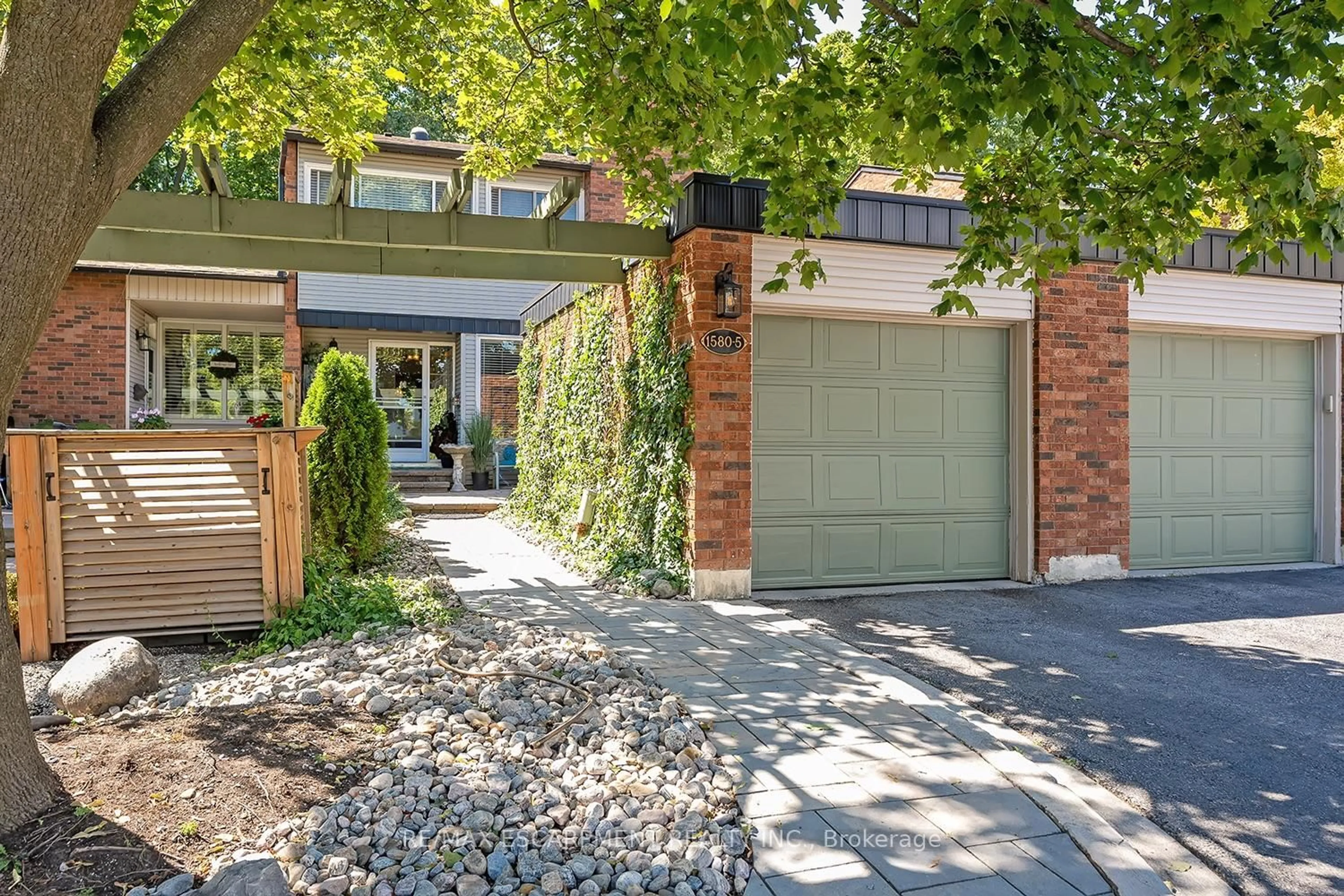 Home with brick exterior material, street for 1580 Kerns Rd #5, Burlington Ontario L7P 3A7