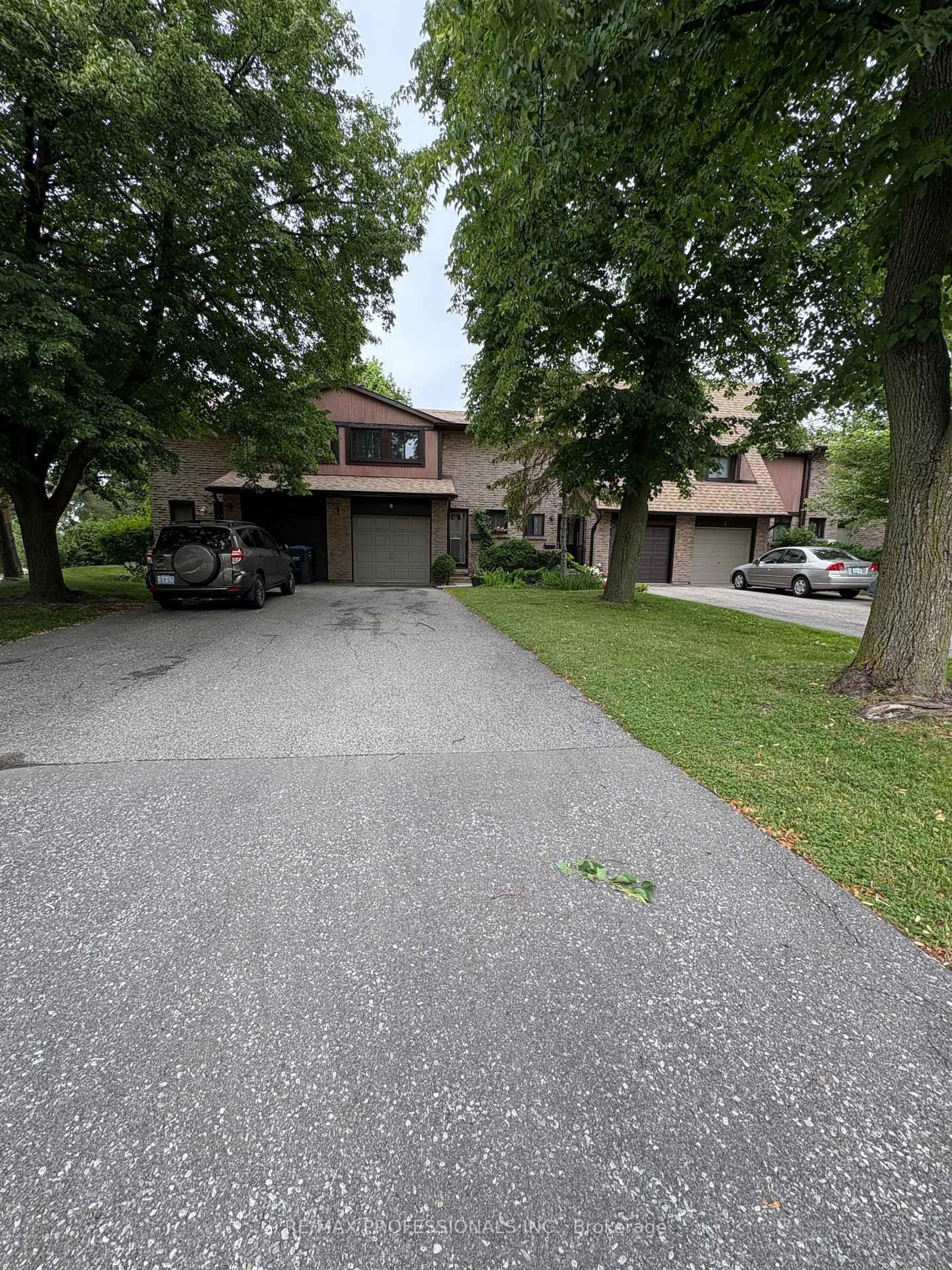 A pic from outside/outdoor area/front of a property/back of a property/a pic from drone, street for 3345 Silverado Dr, Mississauga Ontario L5A 2V1