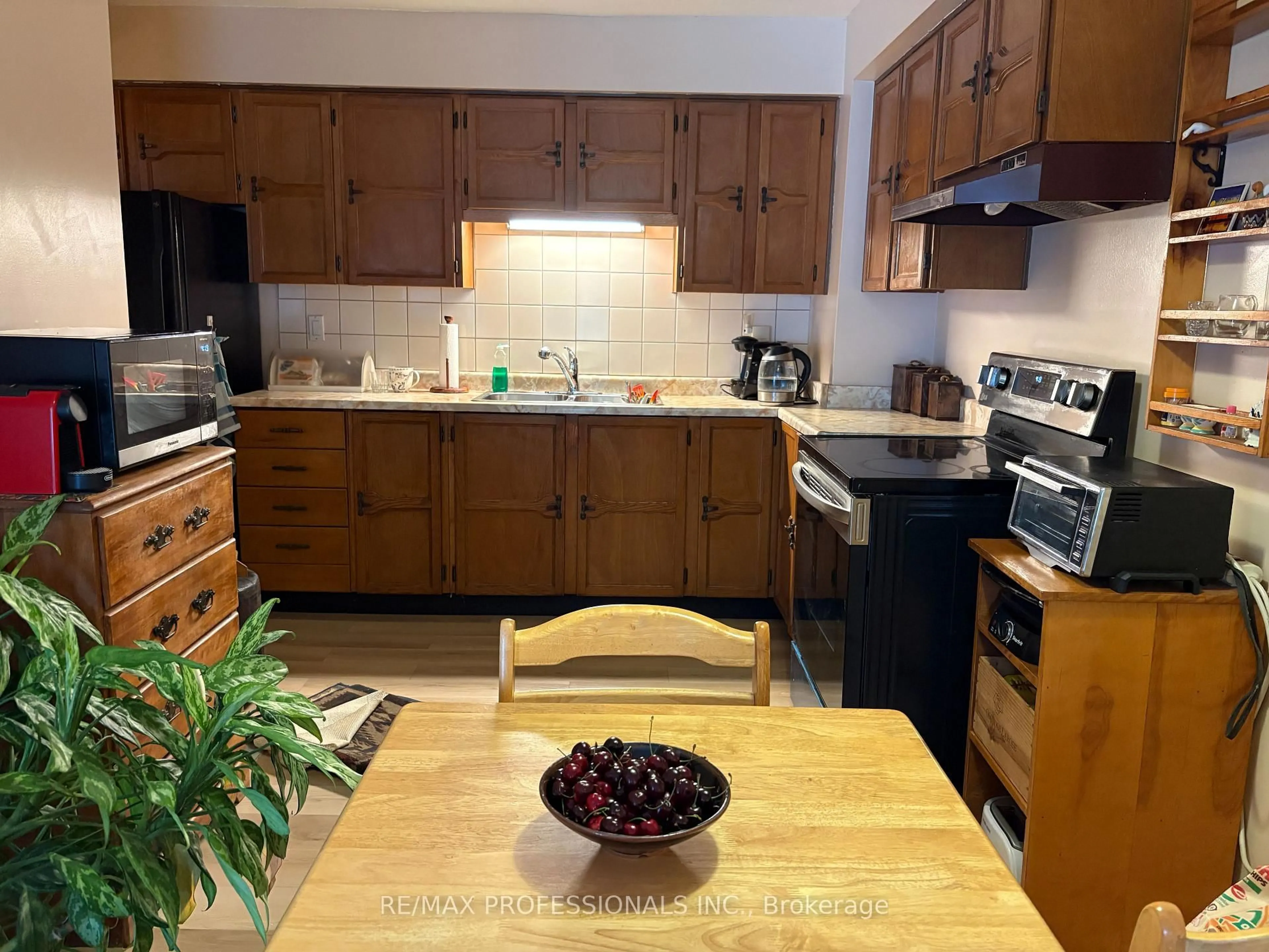 Standard kitchen, unknown for 3345 Silverado Dr, Mississauga Ontario L5A 2V1